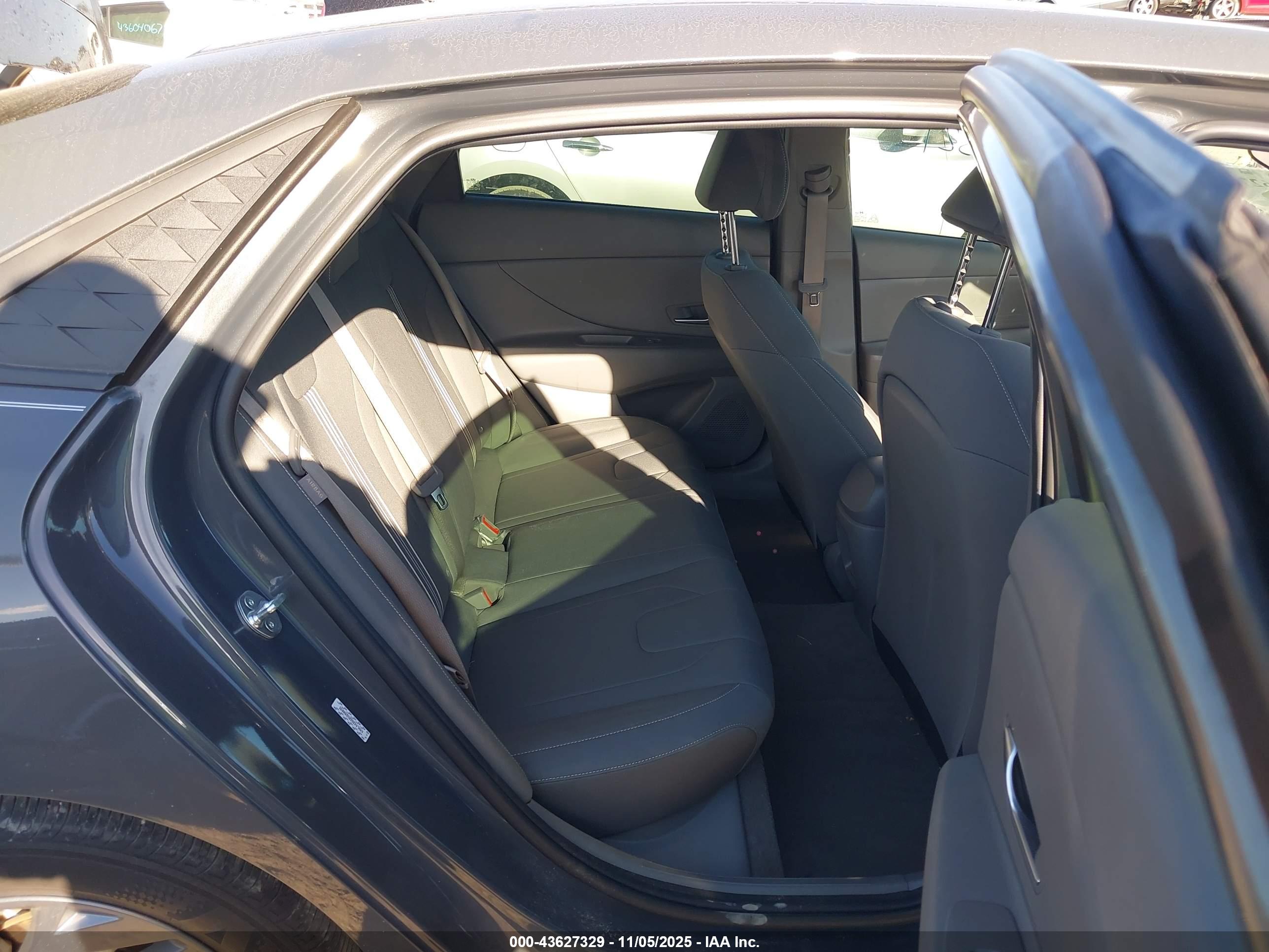 HYUNDAI ELANTRA image 8