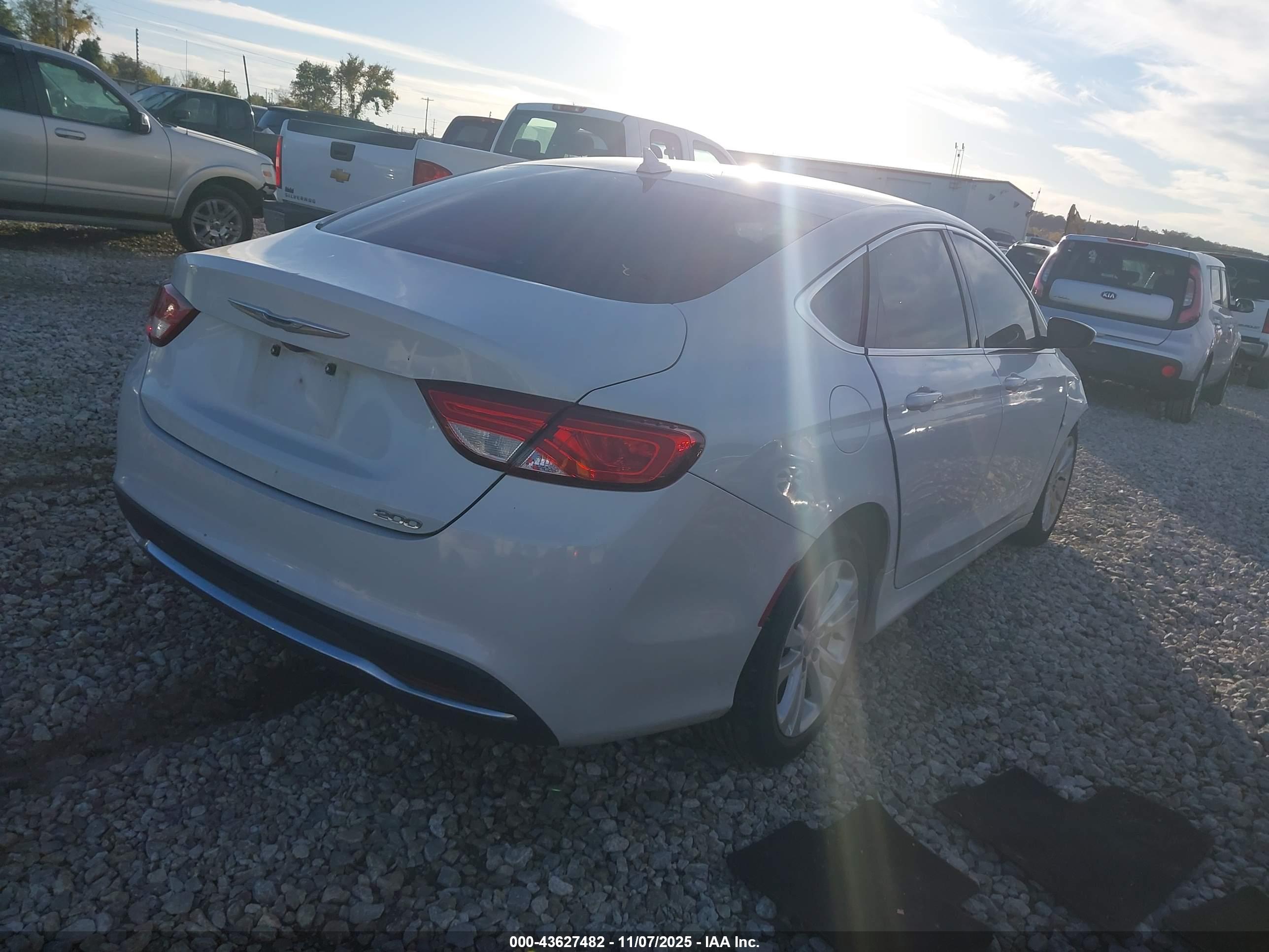 CHRYSLER 200 image 4