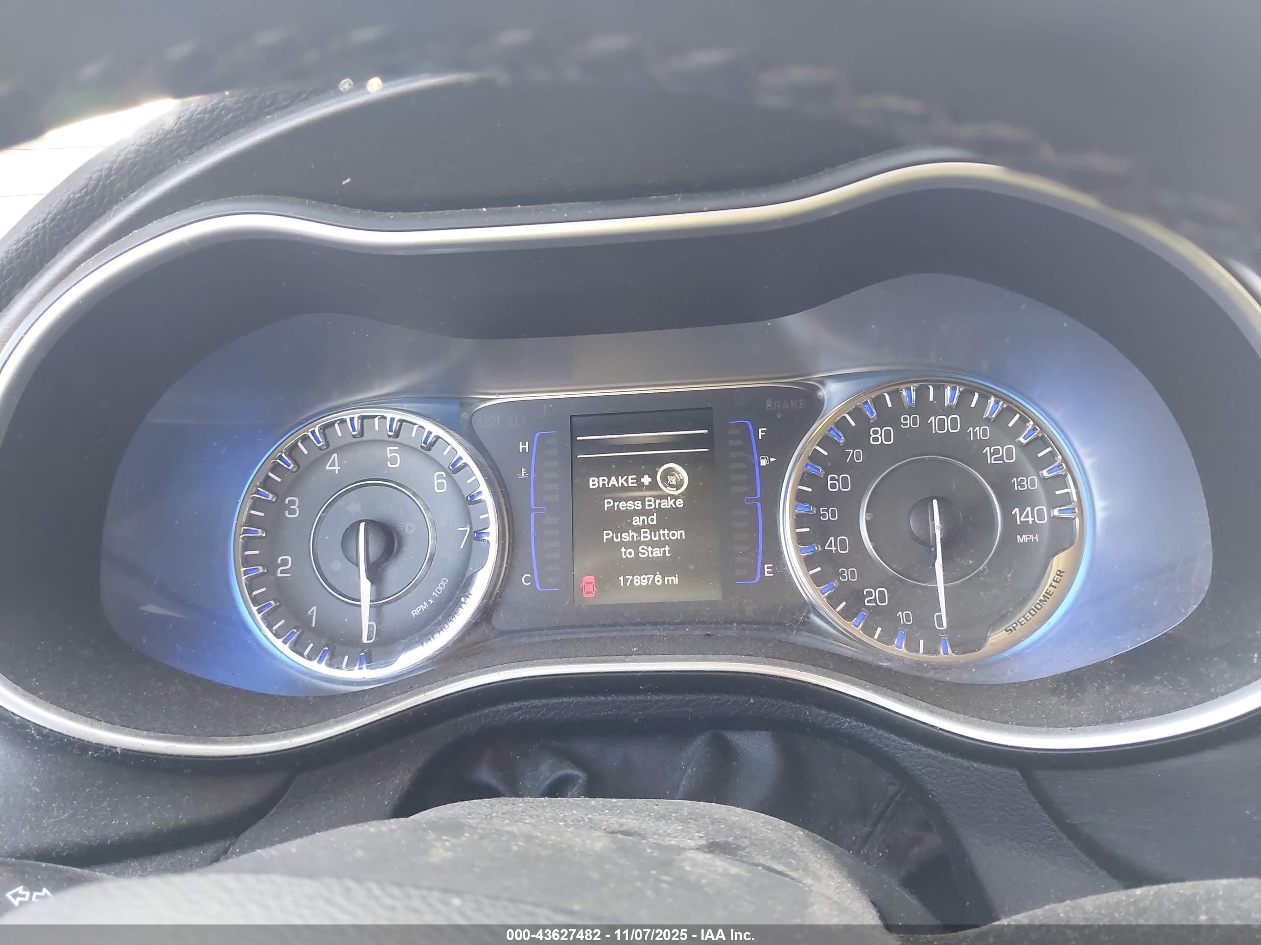 CHRYSLER 200 image 7