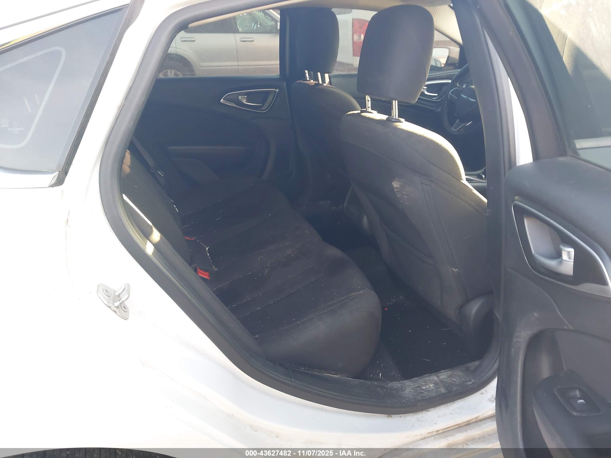 CHRYSLER 200 image 8