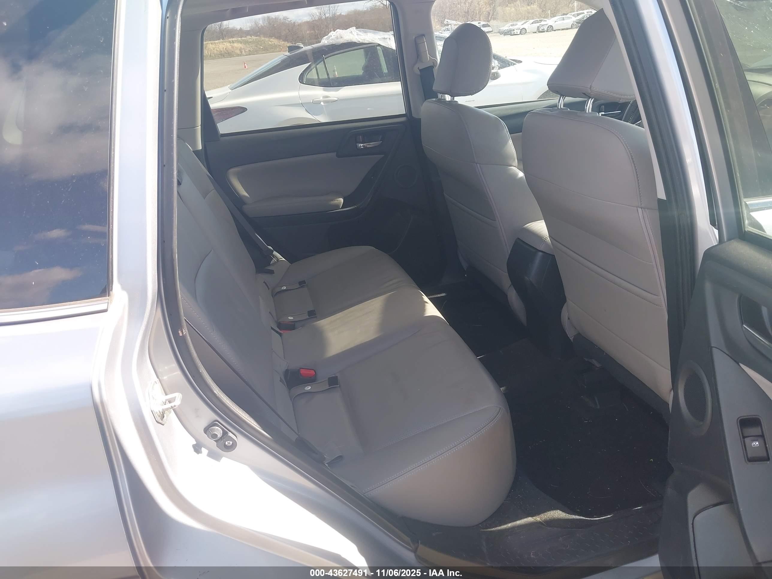 SUBARU FORESTER image 8