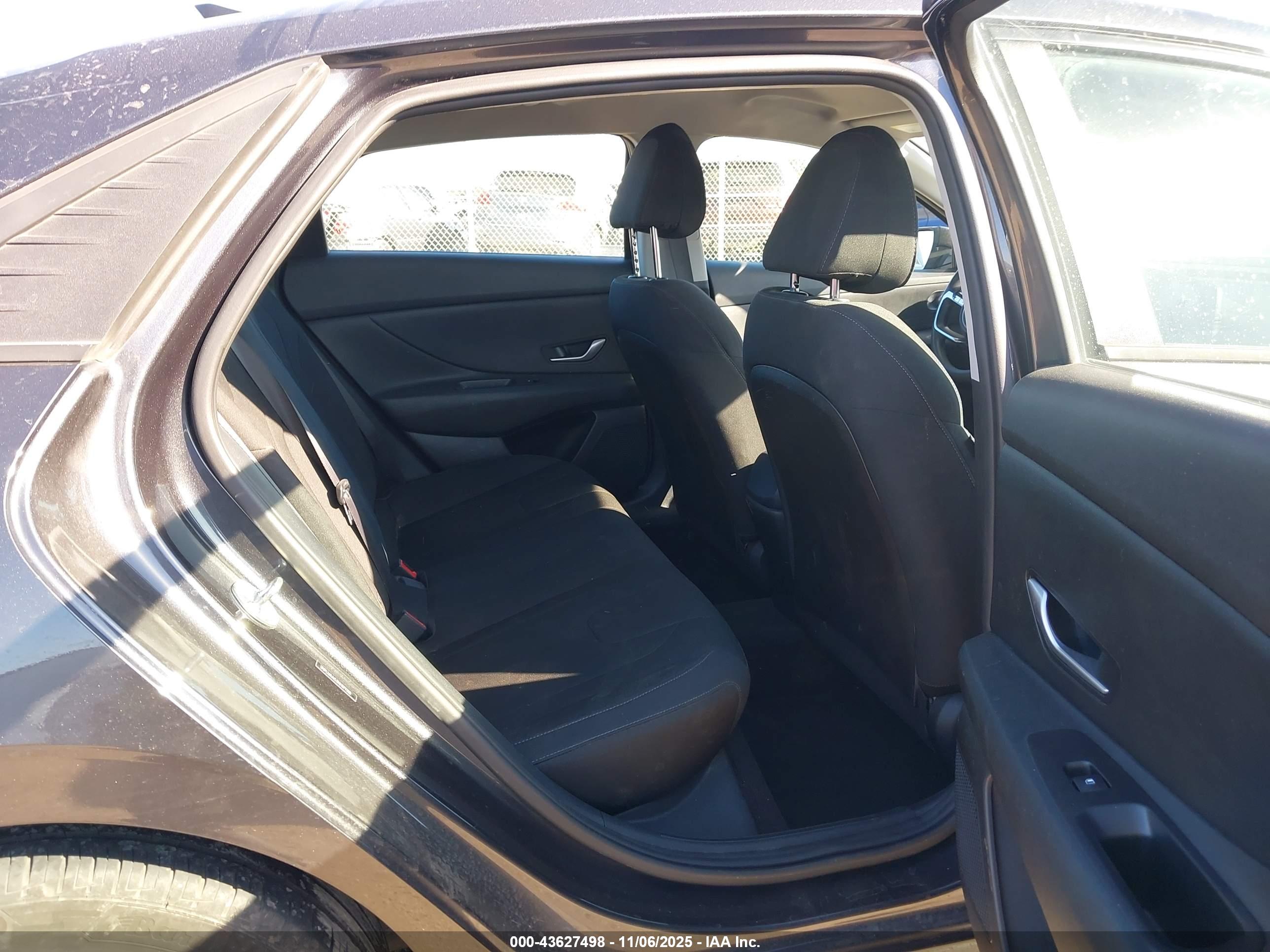 HYUNDAI ELANTRA image 8
