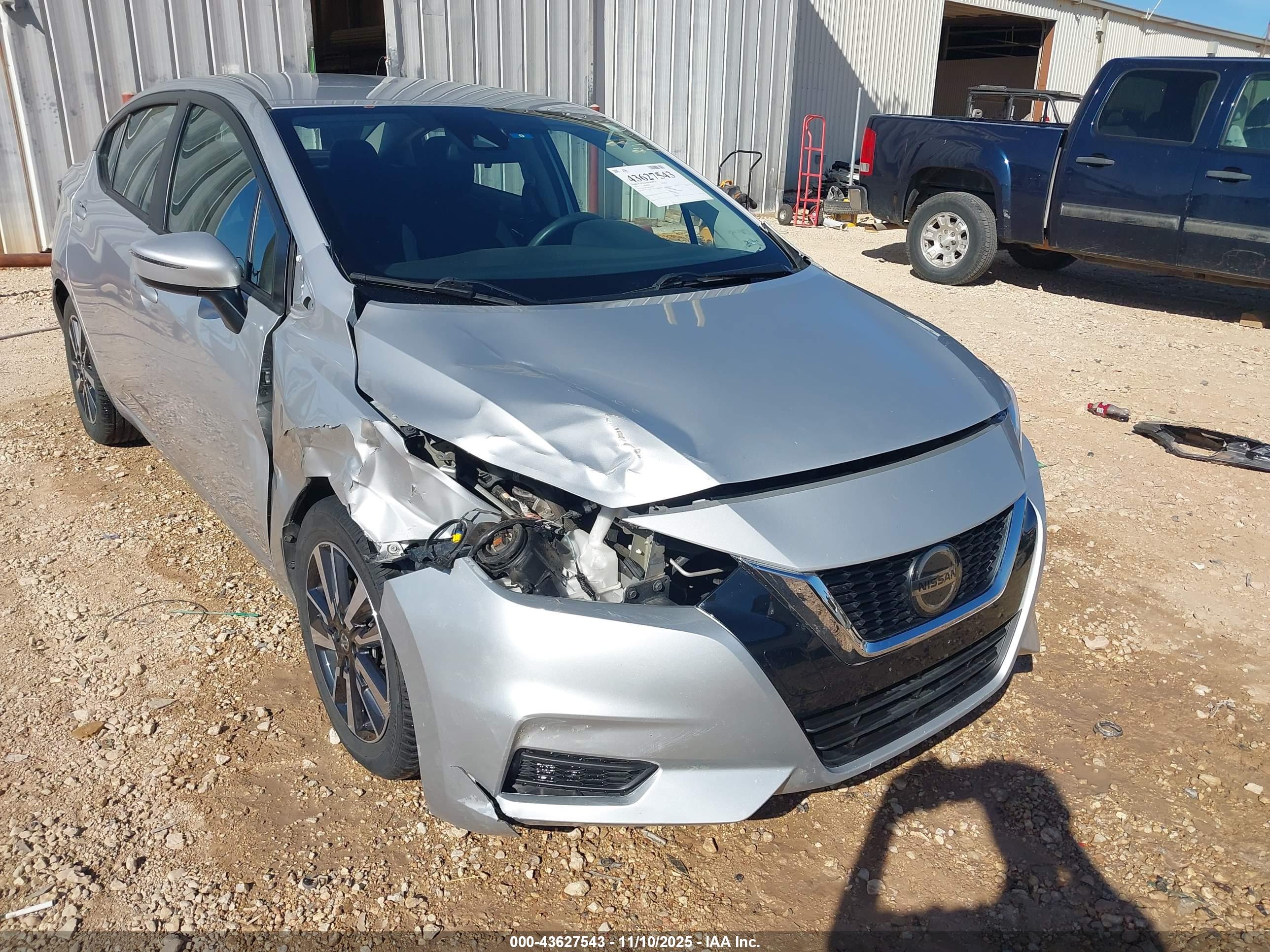 NISSAN VERSA image 6