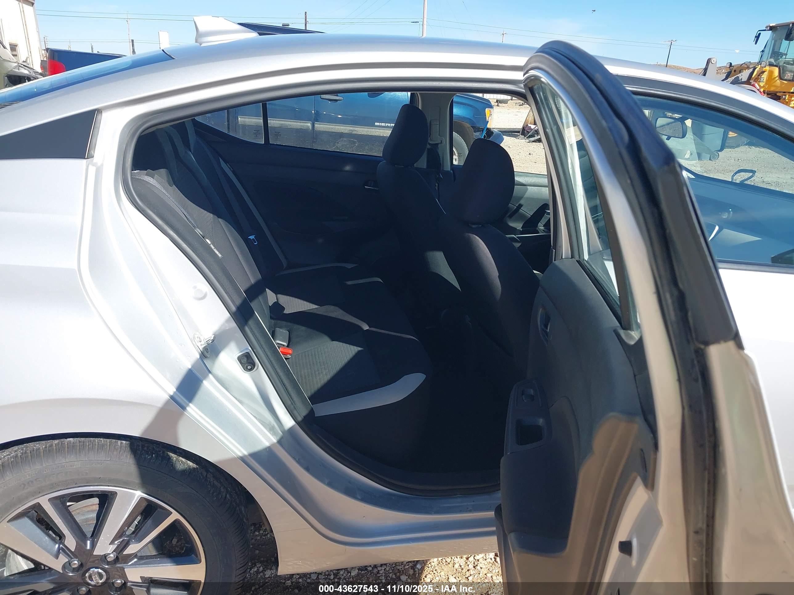 NISSAN VERSA image 8