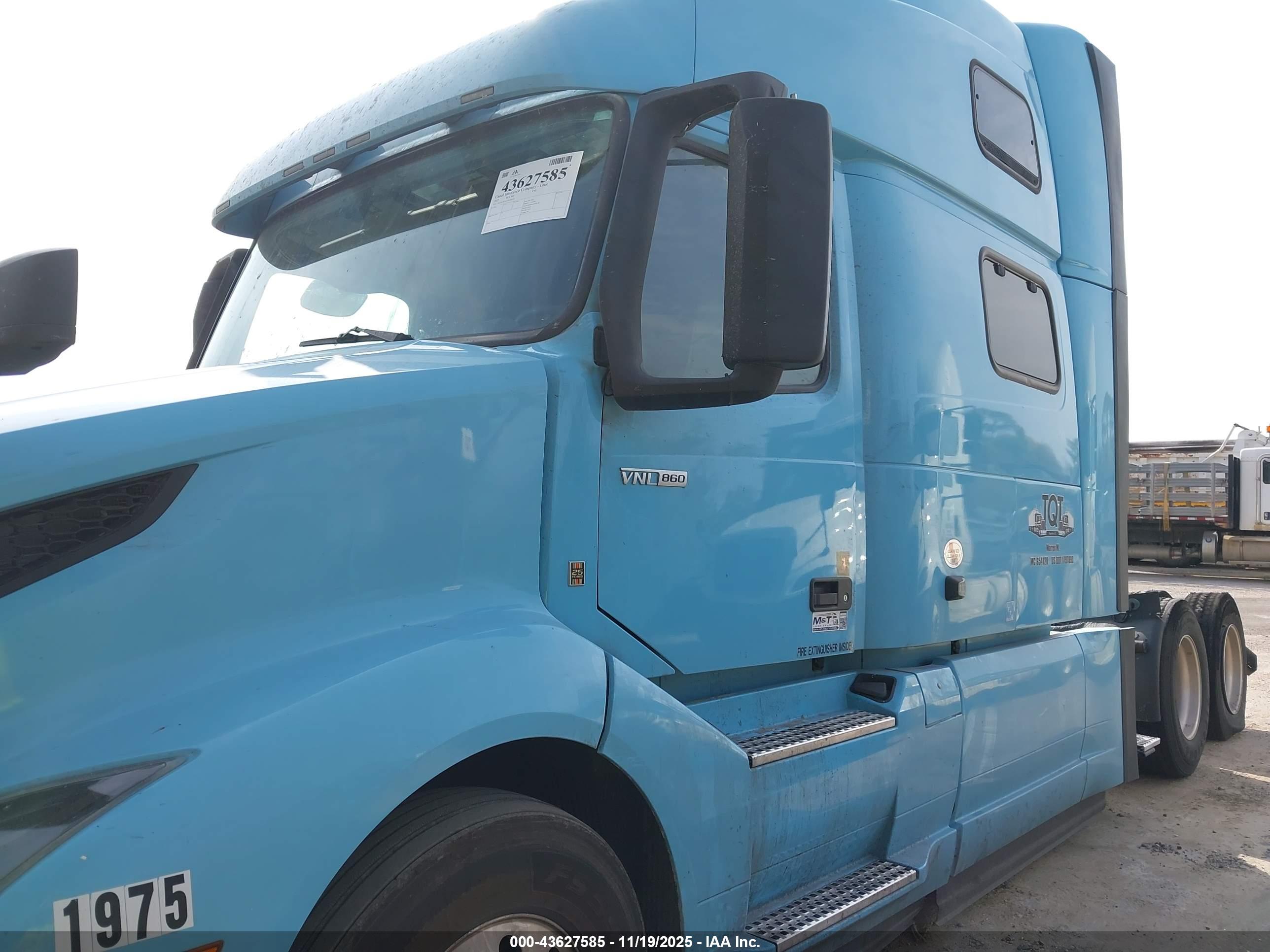 VOLVO VNL image 2