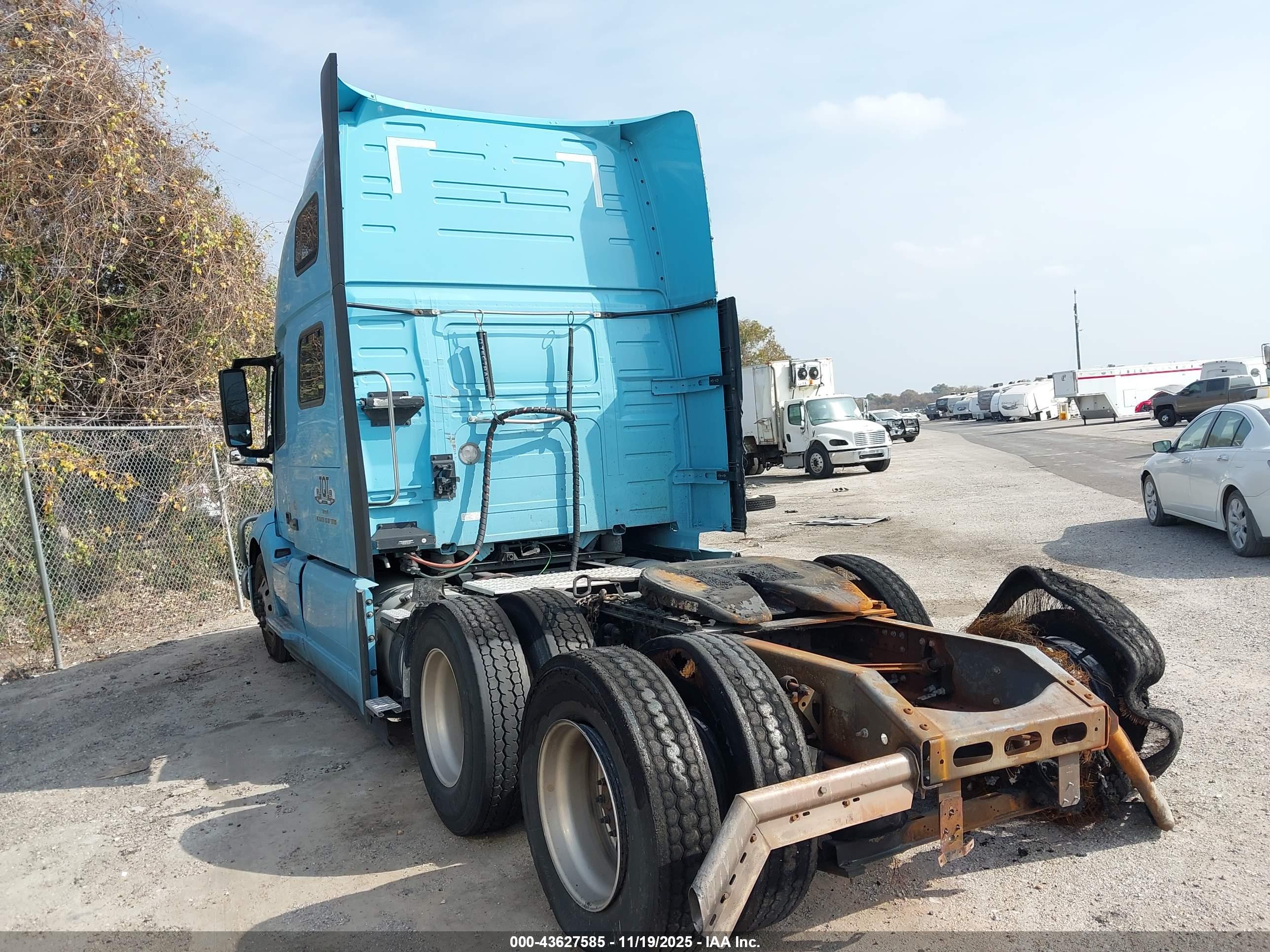 VOLVO VNL image 3