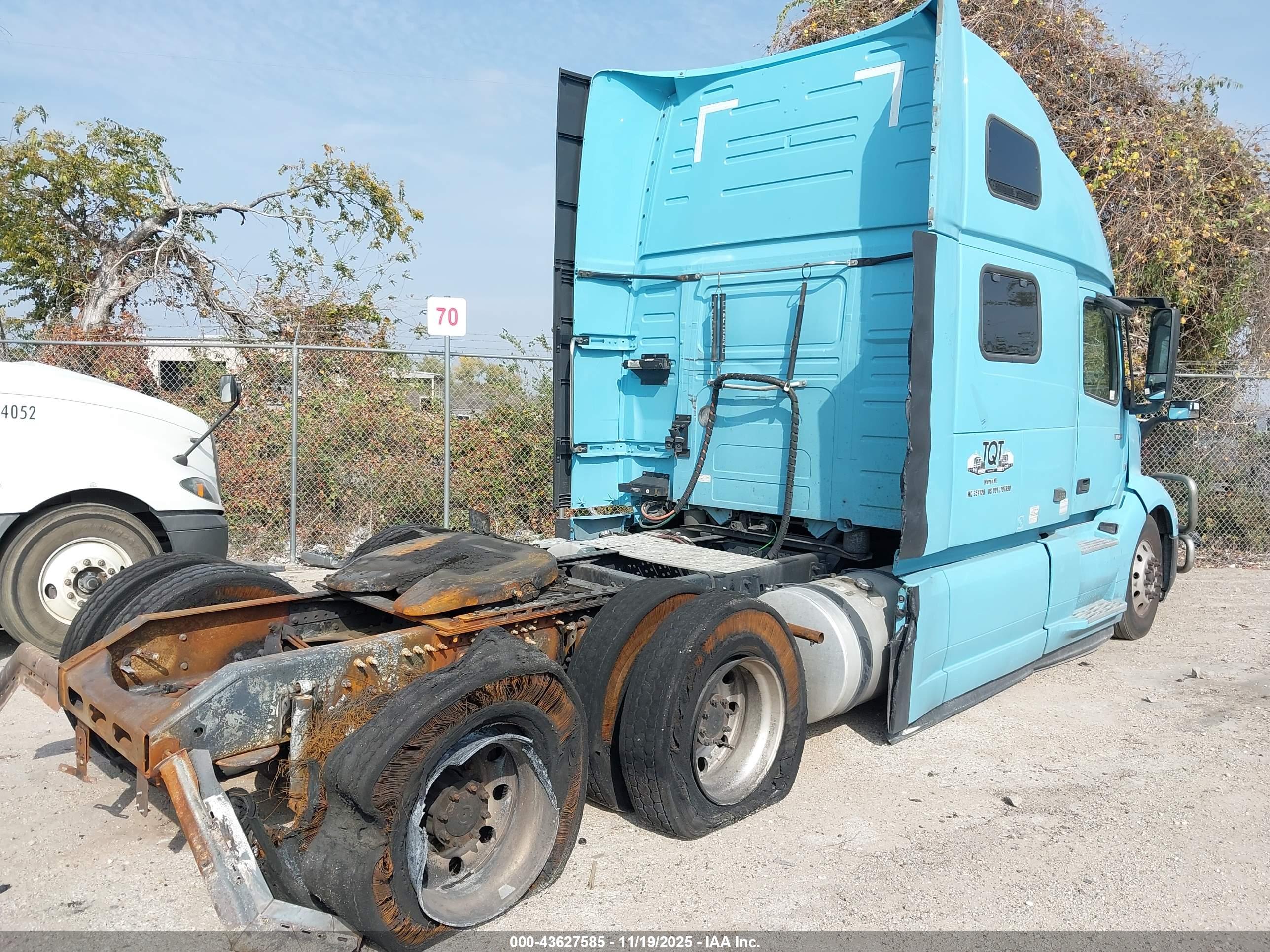 VOLVO VNL image 4