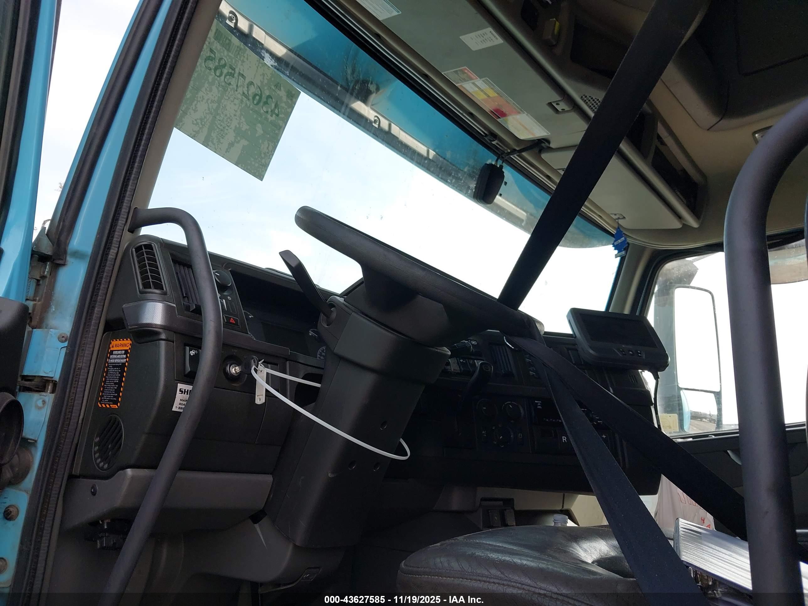 VOLVO VNL image 5