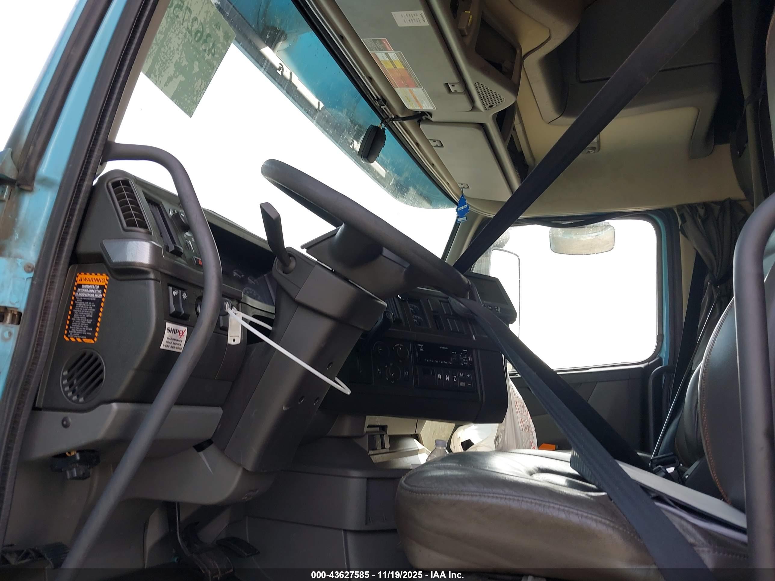 VOLVO VNL image 8