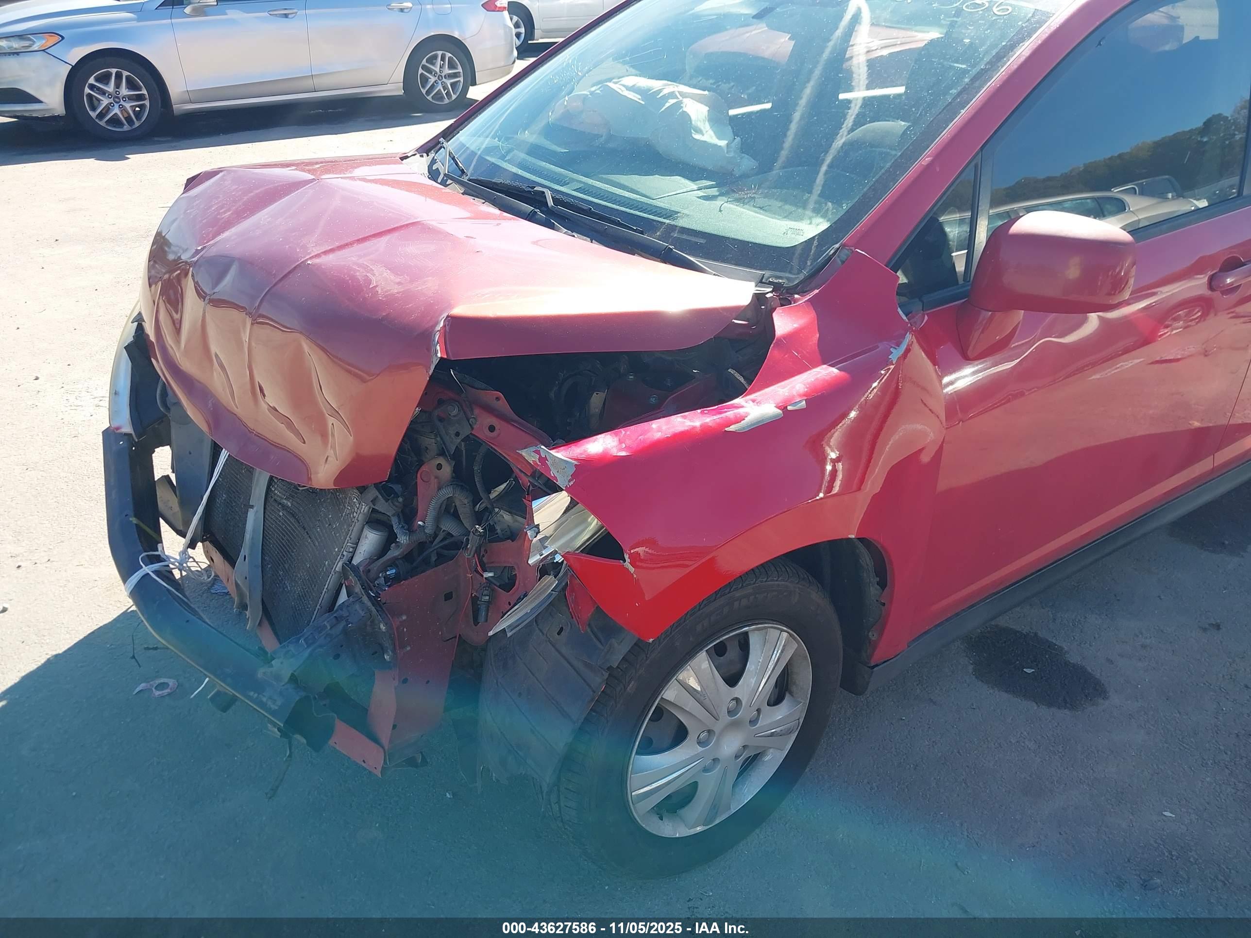 NISSAN VERSA image 6