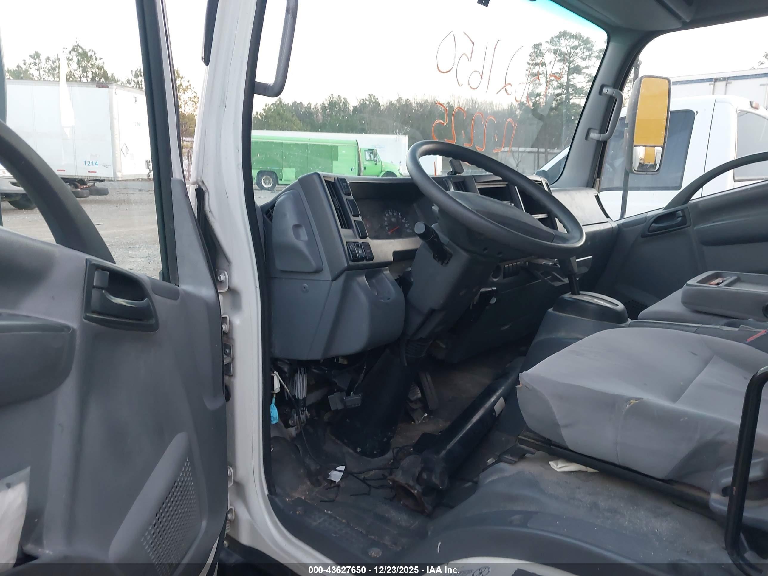 ISUZU NPR image 8