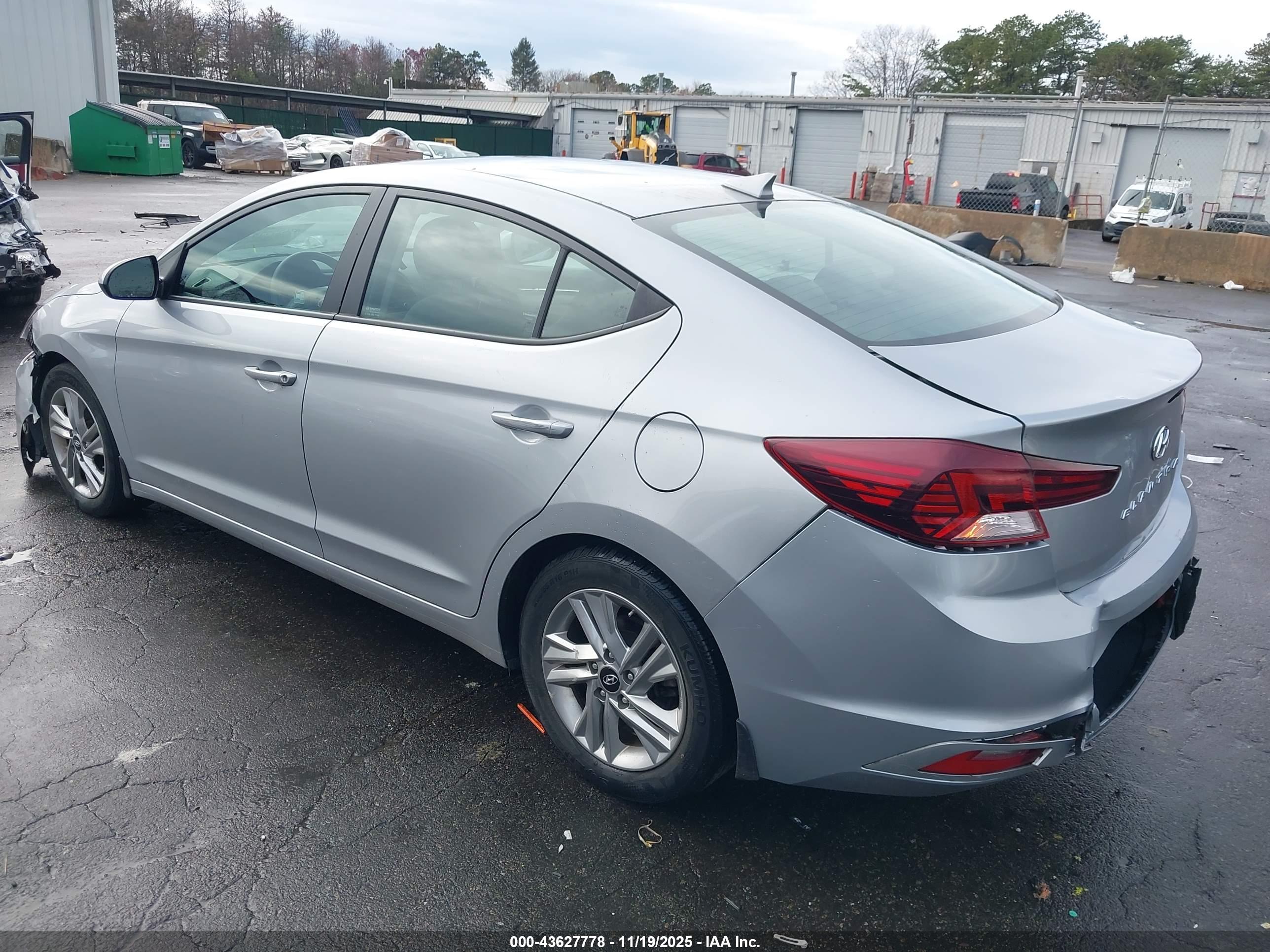 HYUNDAI ELANTRA image 3