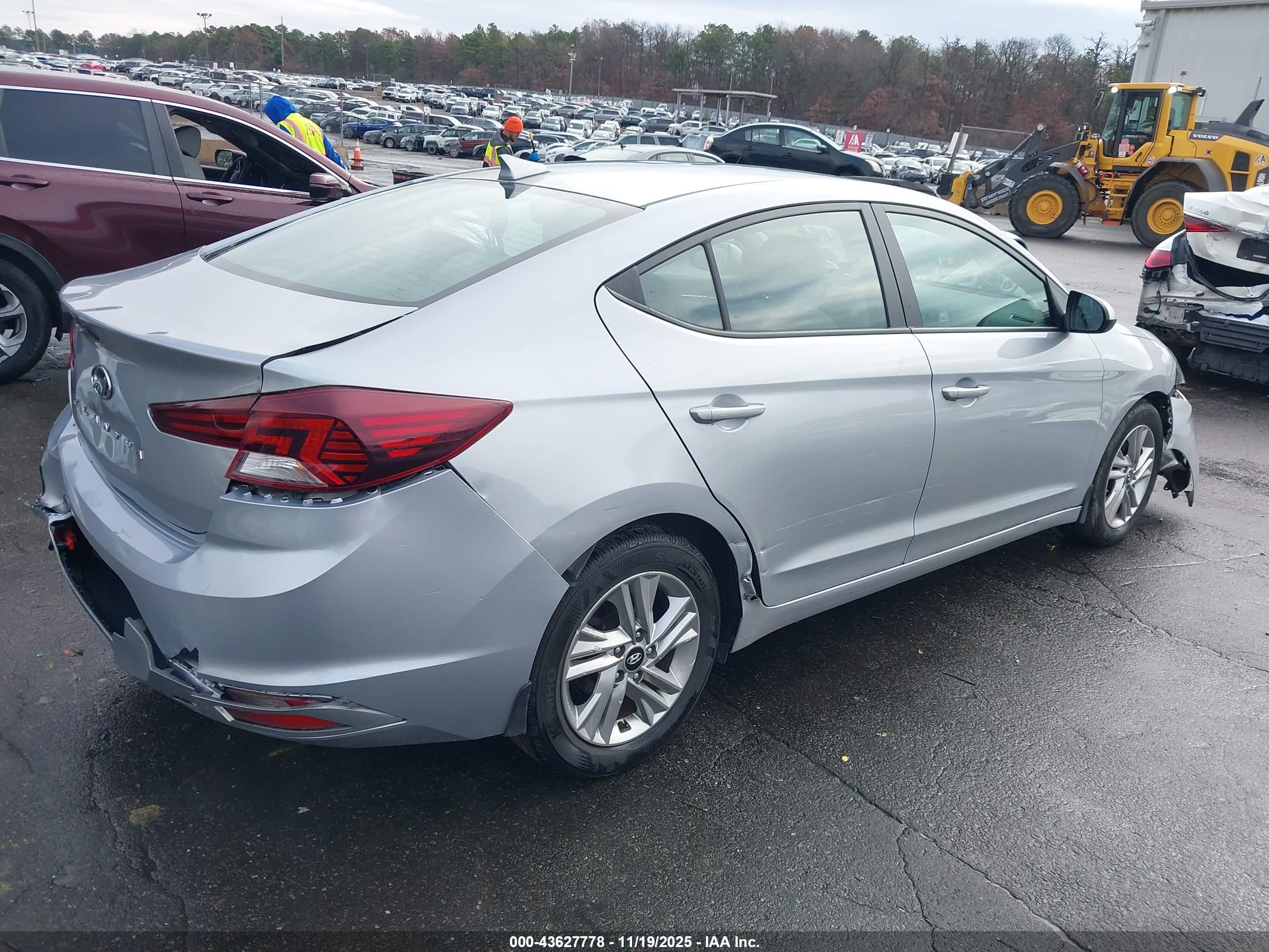 HYUNDAI ELANTRA image 4