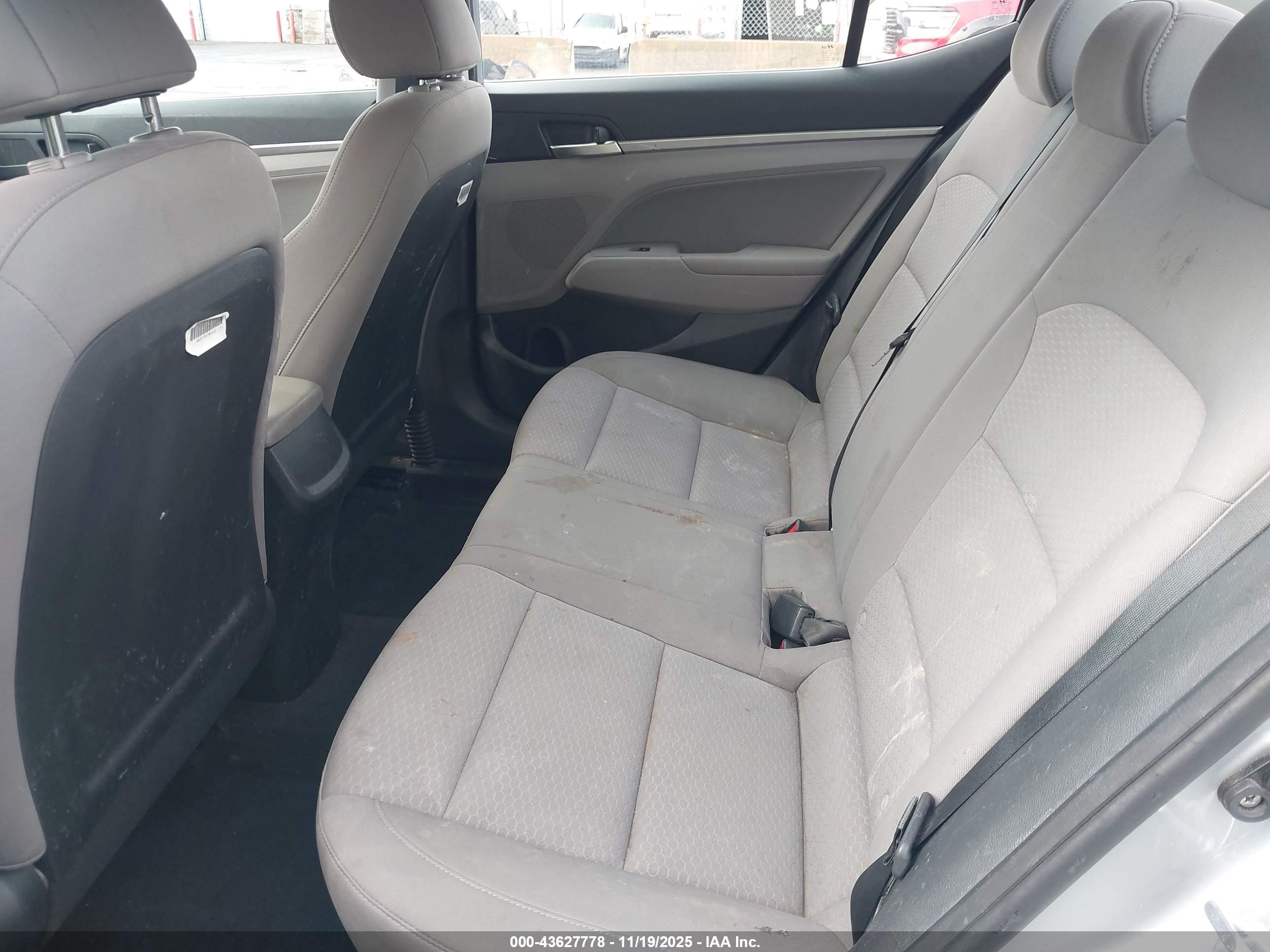 HYUNDAI ELANTRA image 8