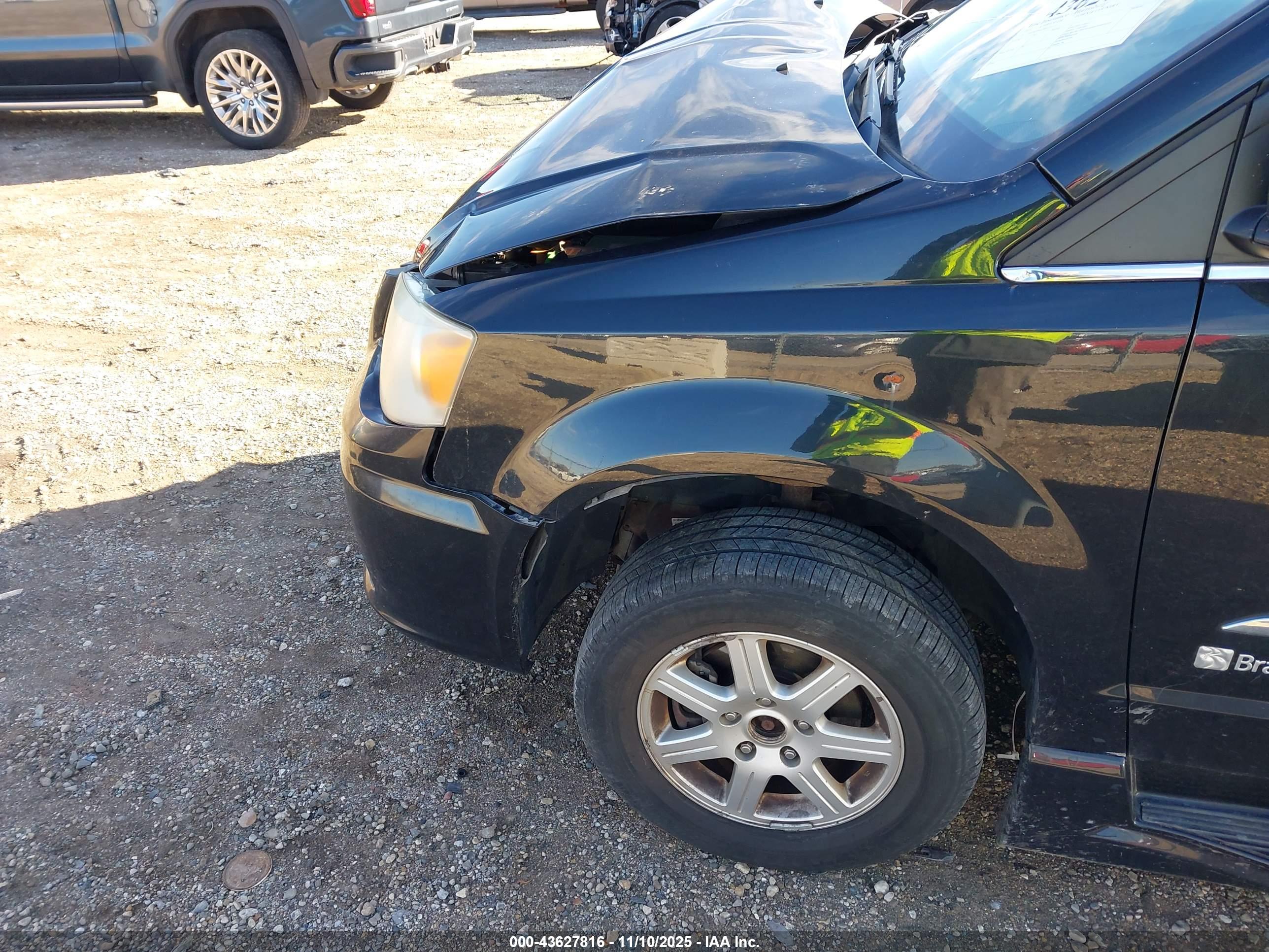 CHRYSLER TOWN image 6