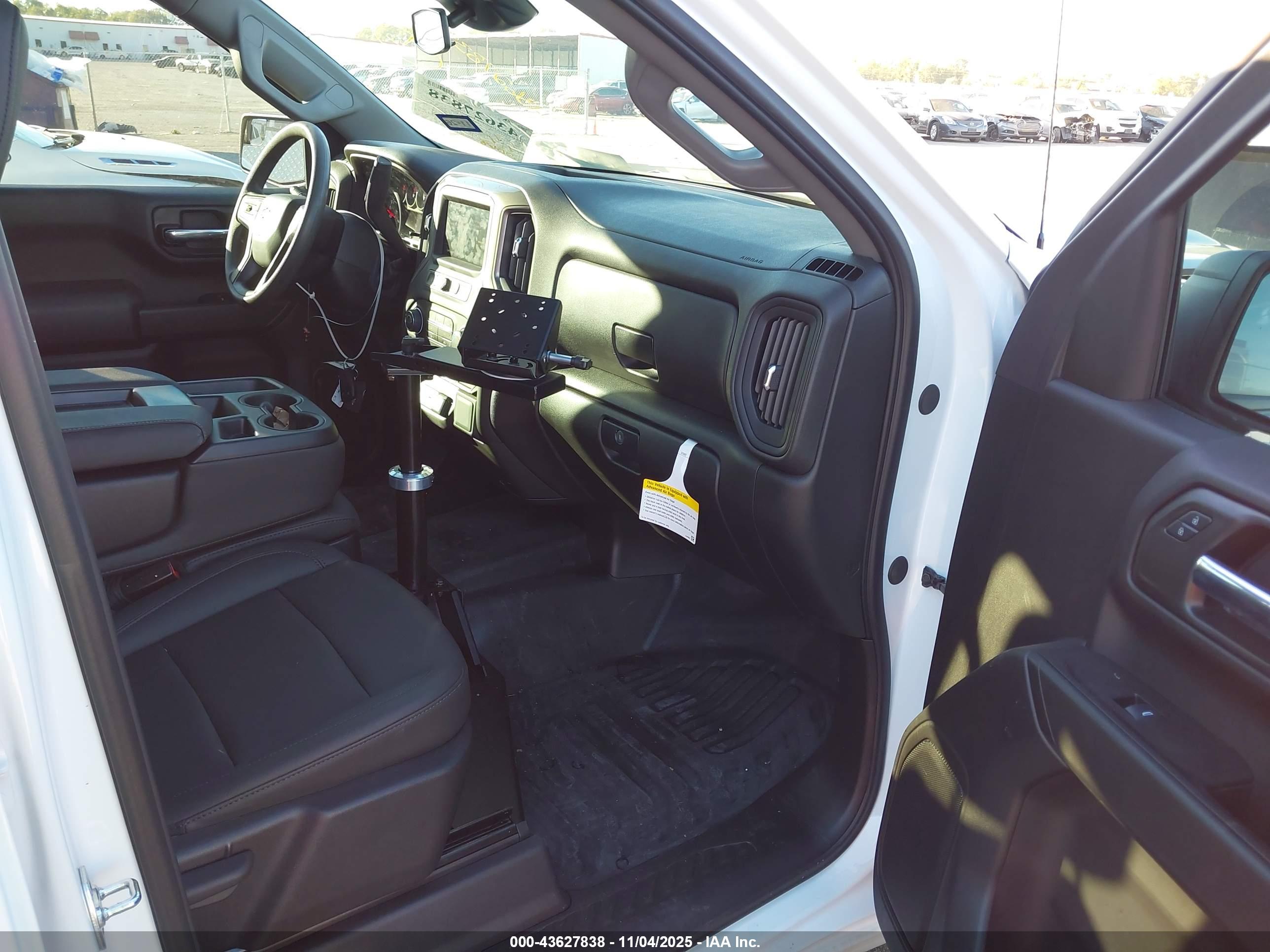 CHEVROLET SILVERADO image 5