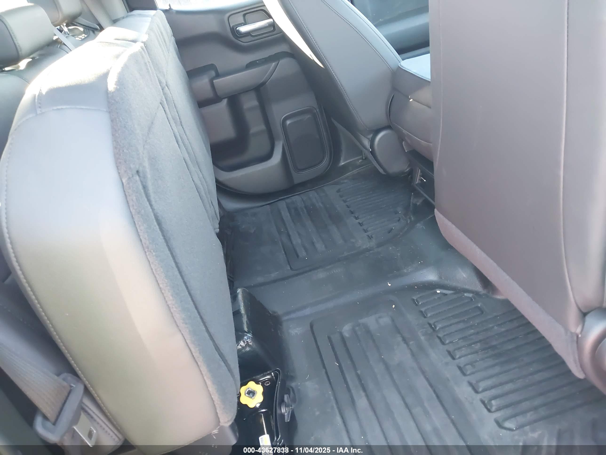 CHEVROLET SILVERADO image 8