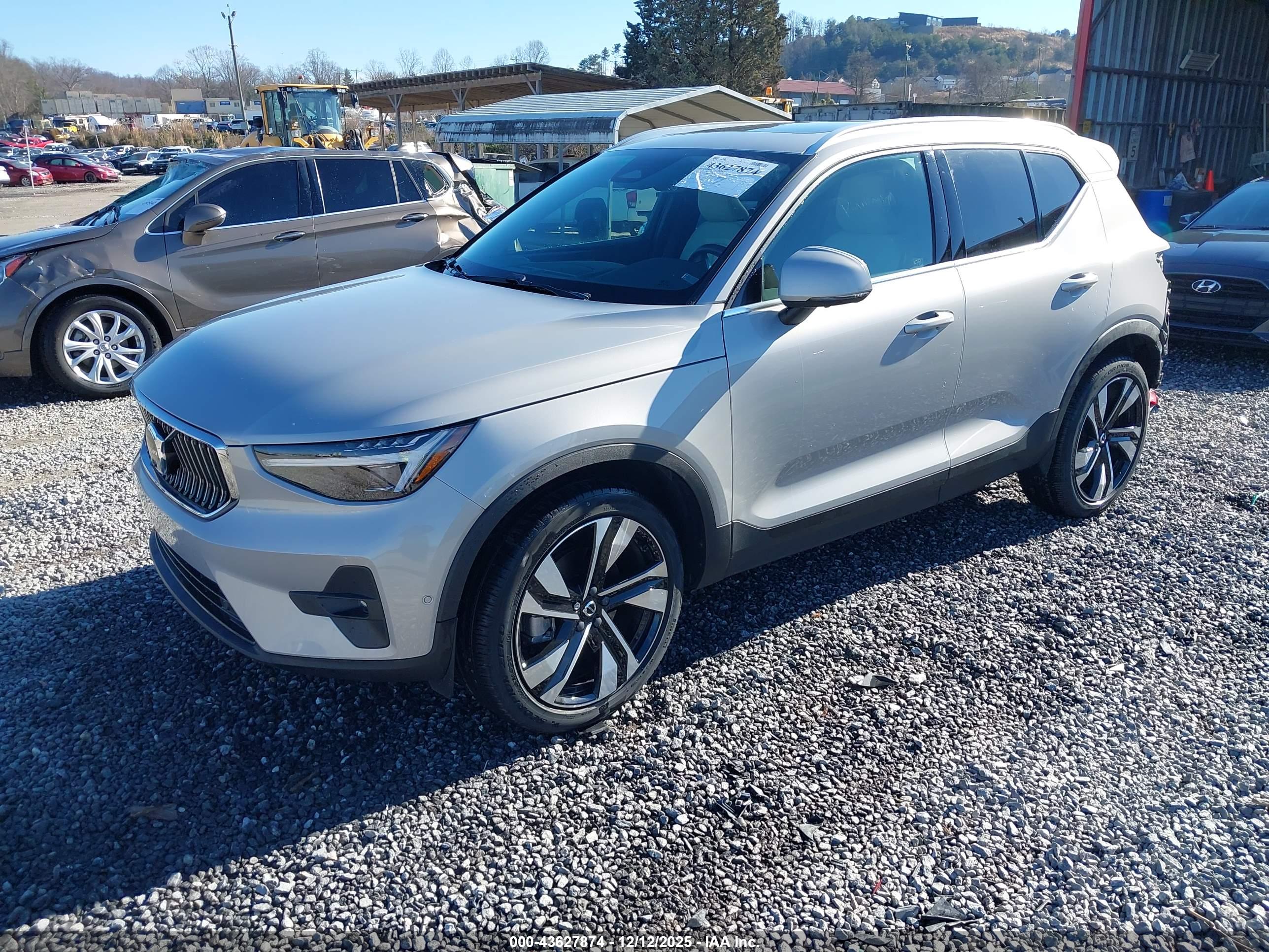 VOLVO XC40 image 2