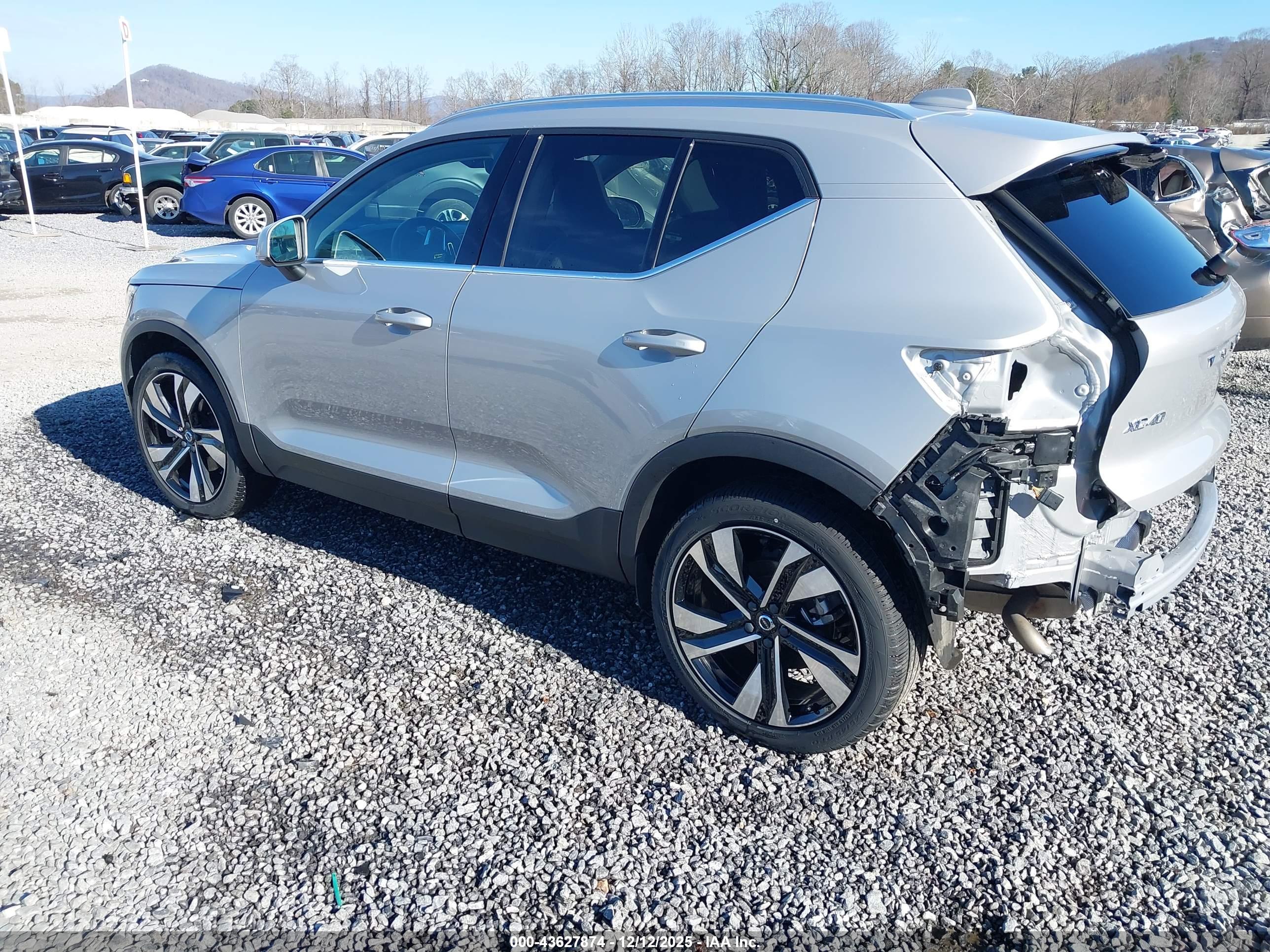 VOLVO XC40 image 3