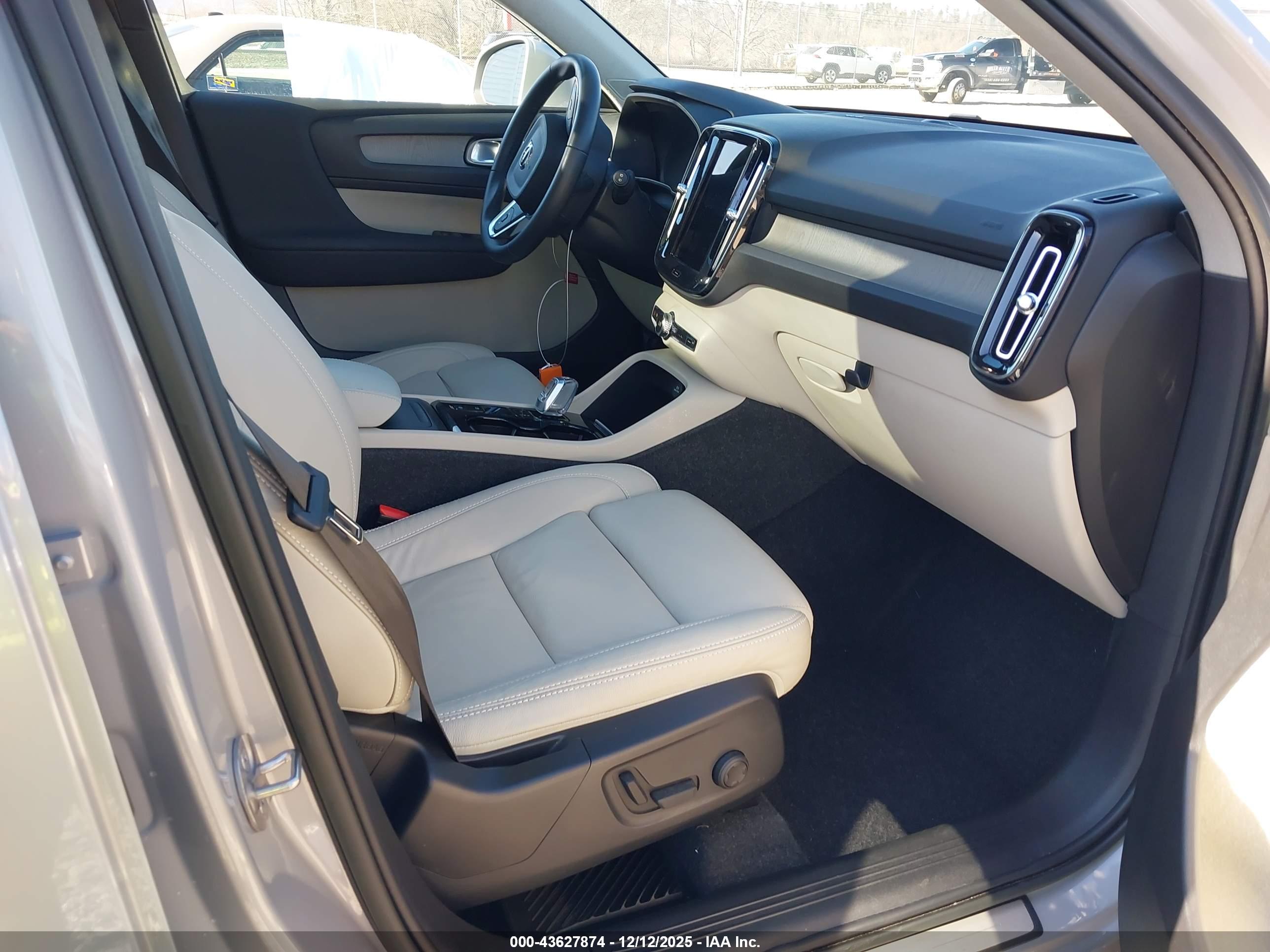 VOLVO XC40 image 5