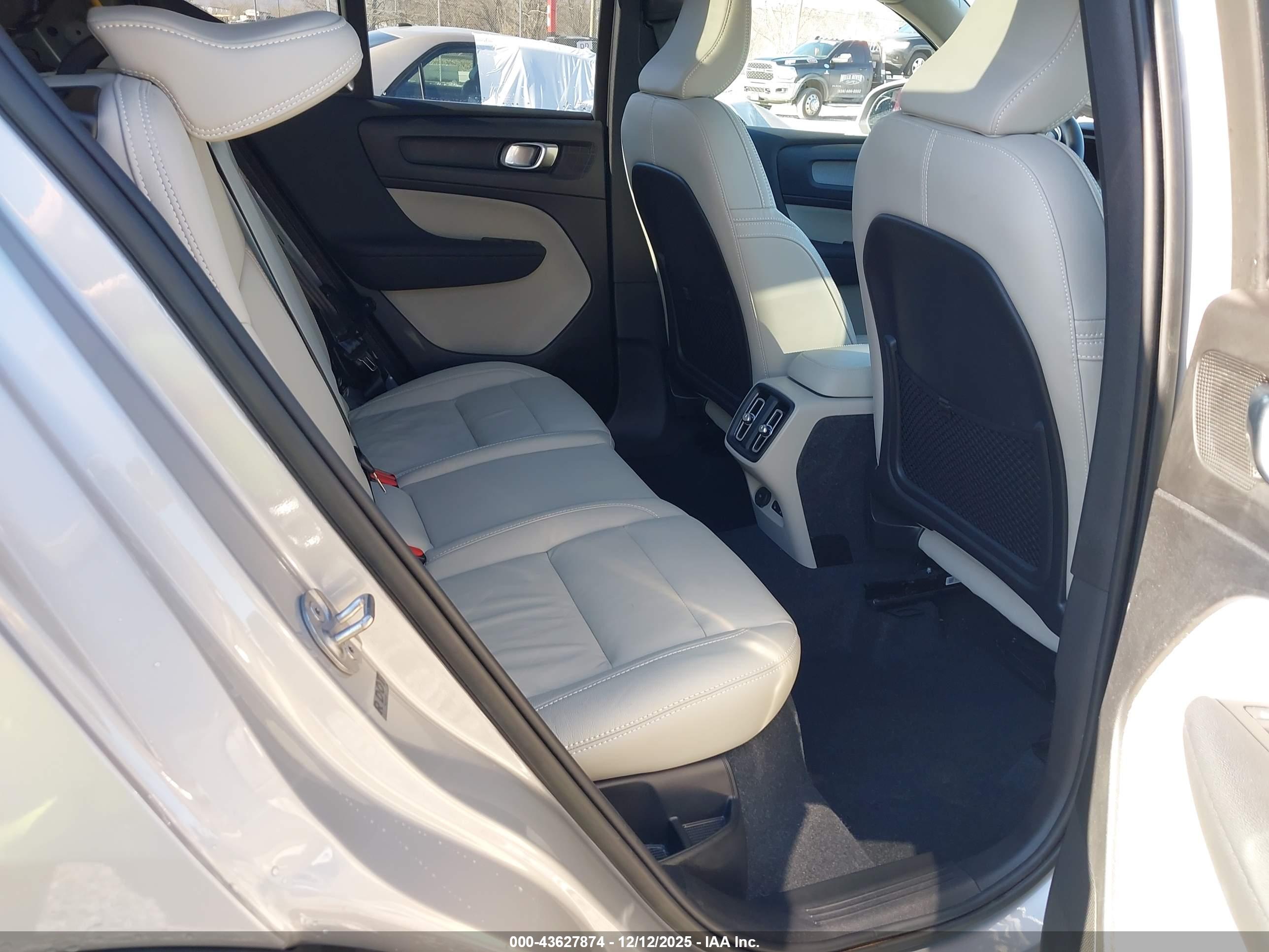 VOLVO XC40 image 8