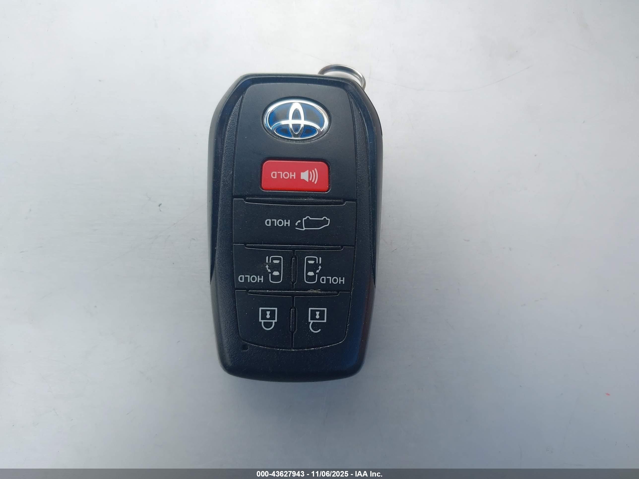TOYOTA SIENNA image 11