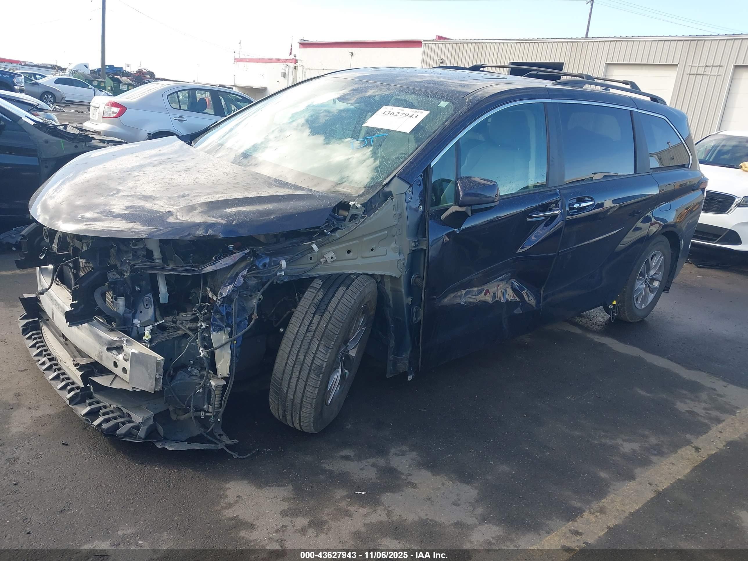 TOYOTA SIENNA image 2