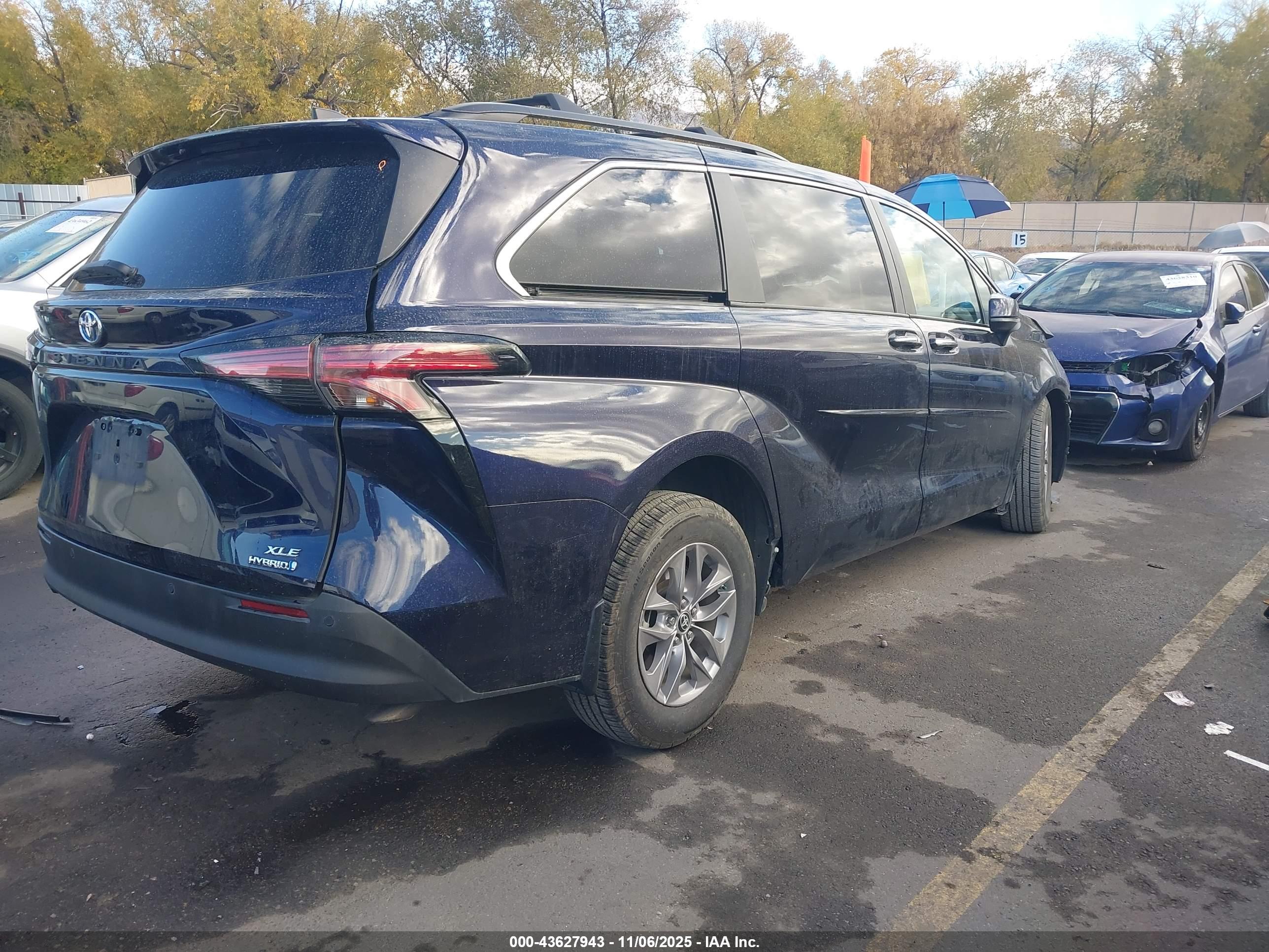 TOYOTA SIENNA image 4
