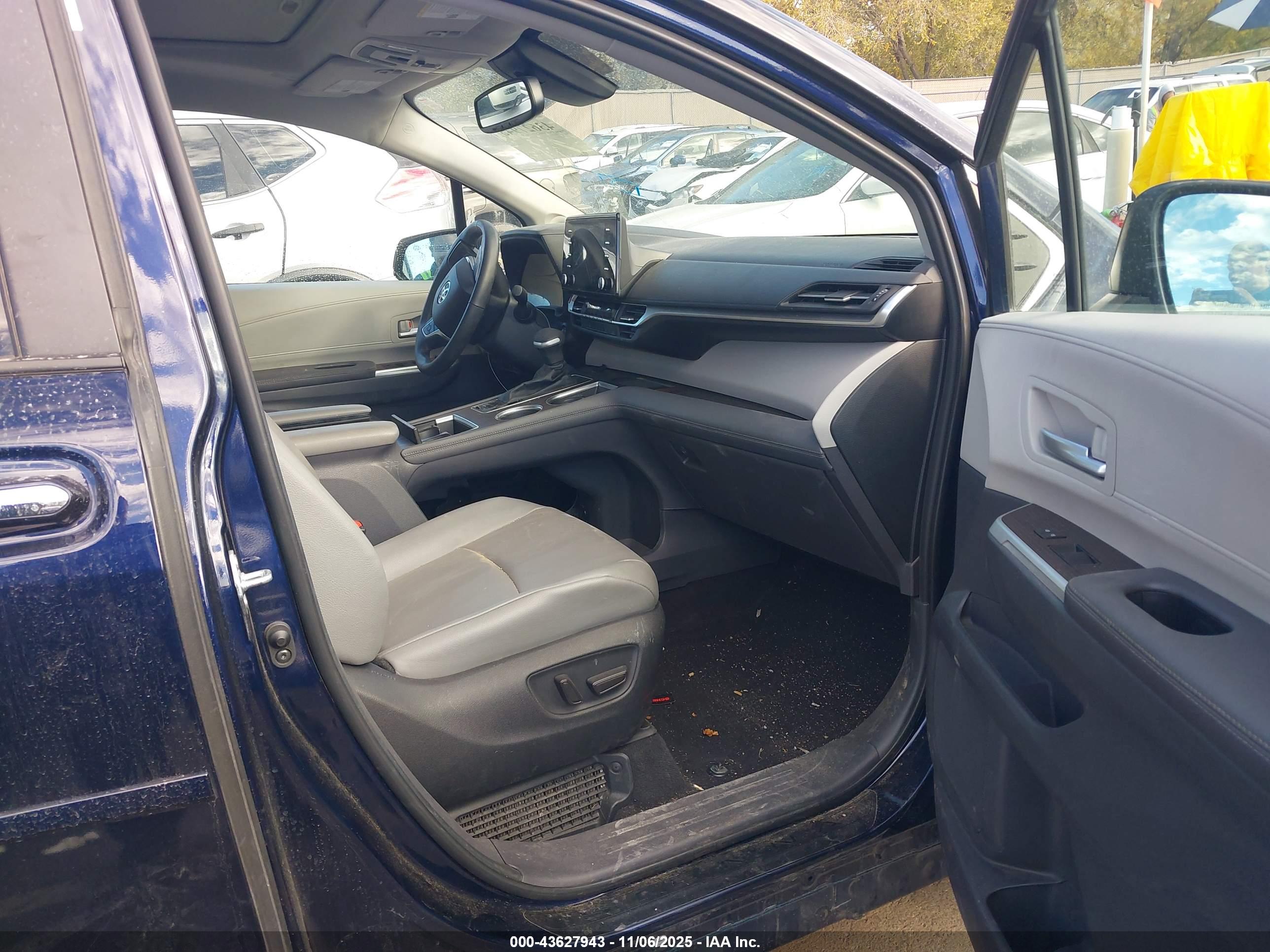 TOYOTA SIENNA image 5