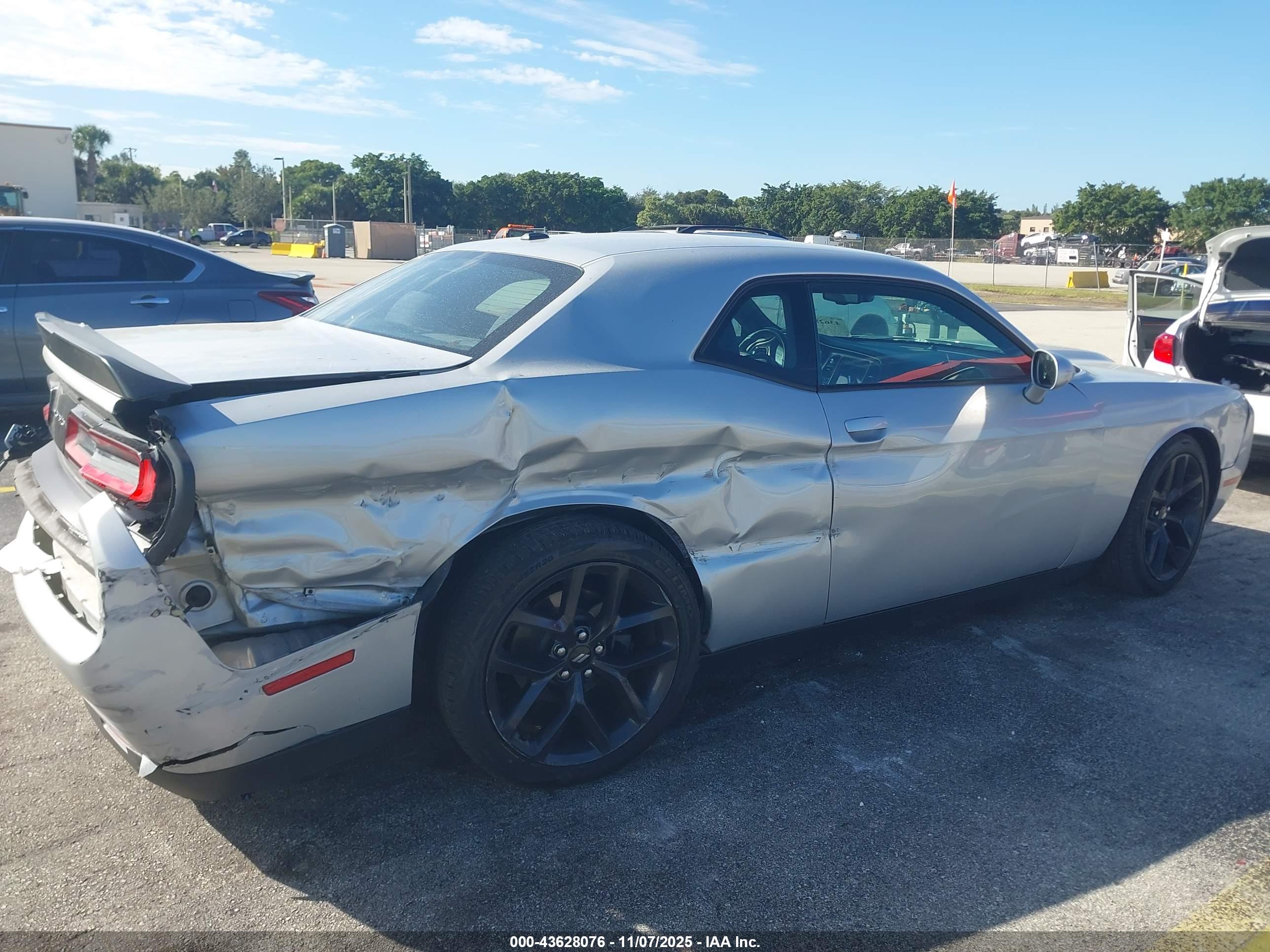 DODGE CHALLENGER image 6