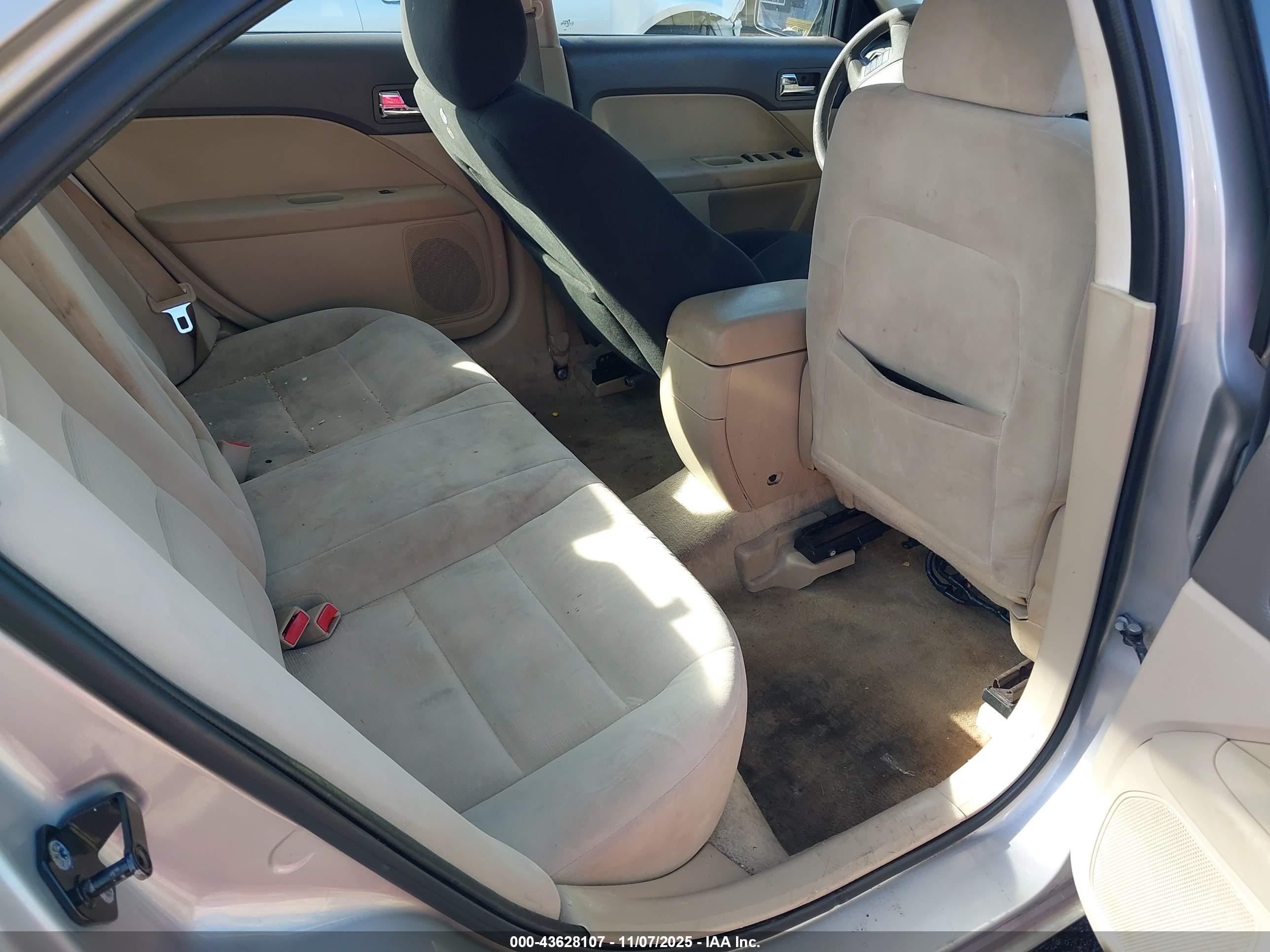 FORD FUSION image 8