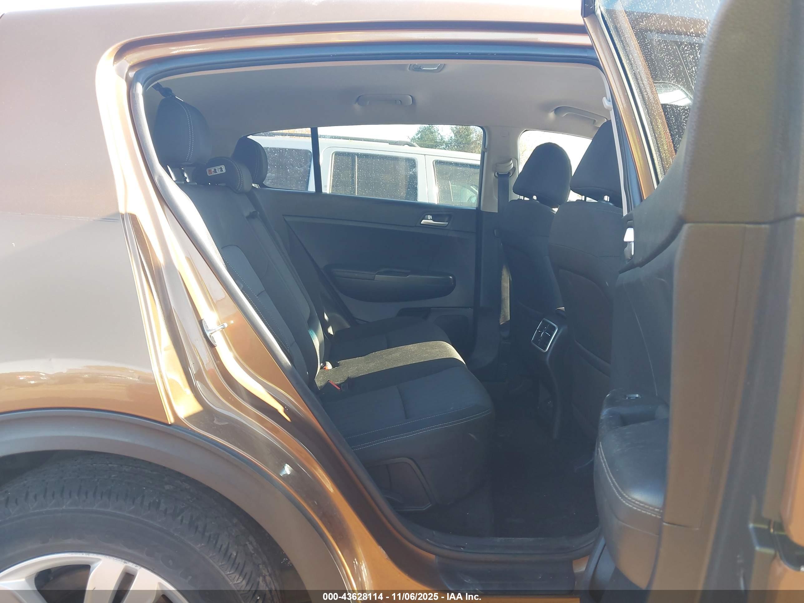 KIA SPORTAGE image 8