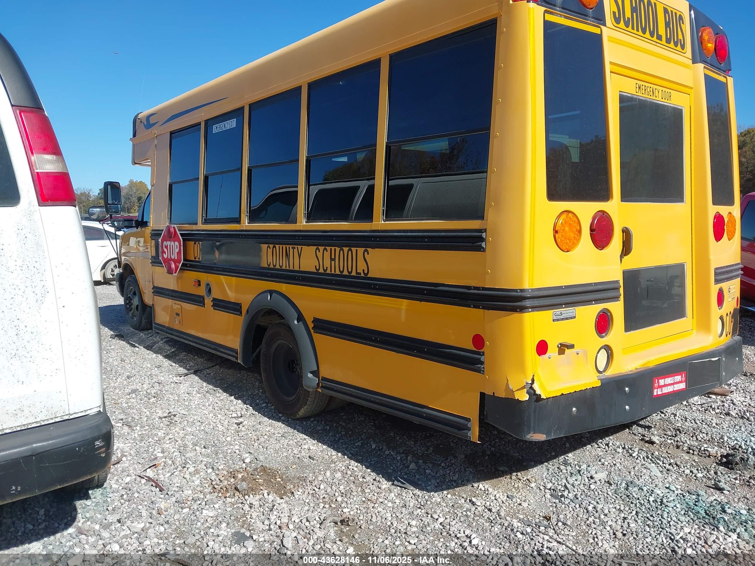 CHEVROLET EXPRESS image 3