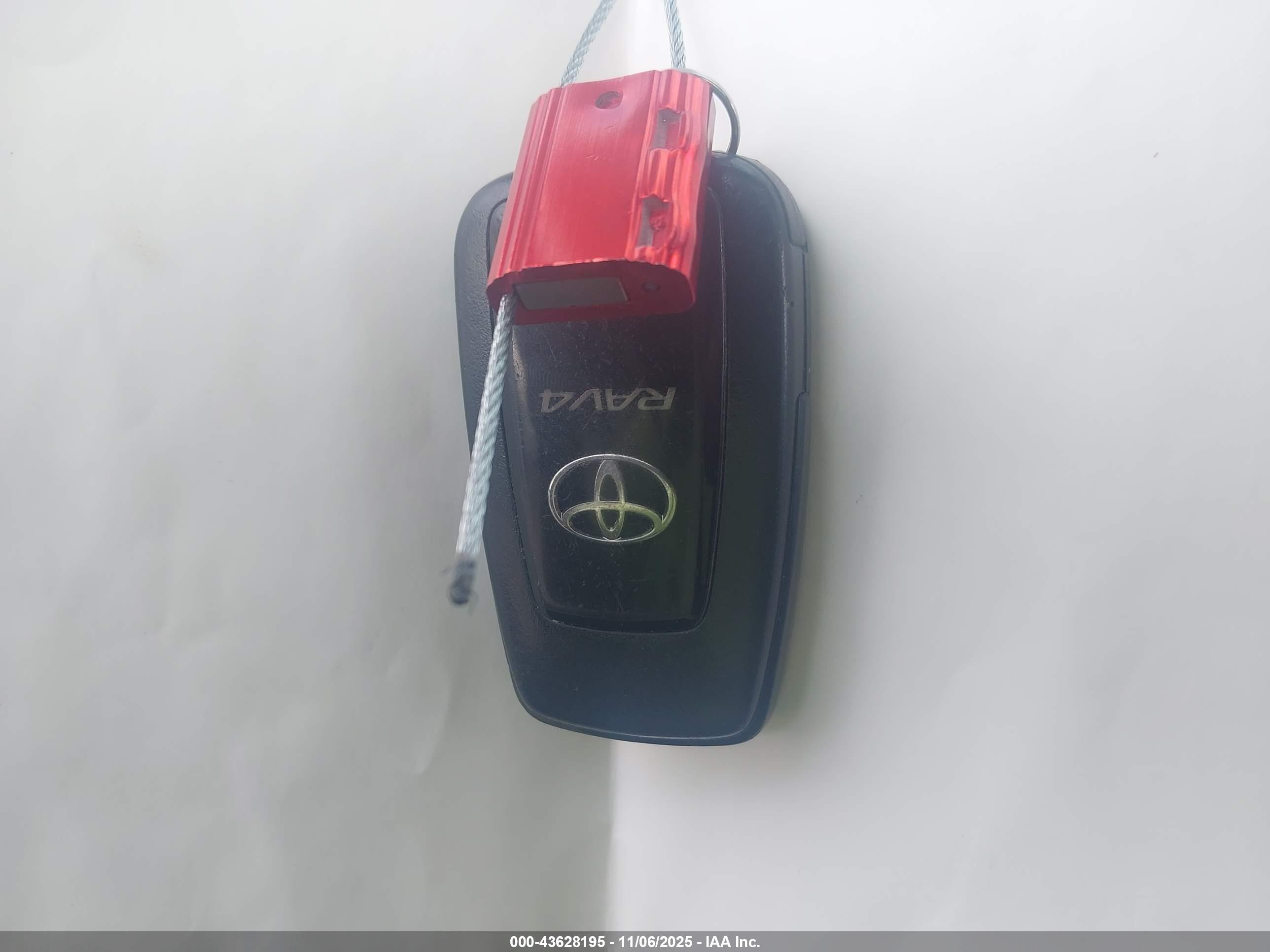 TOYOTA RAV4 image 11