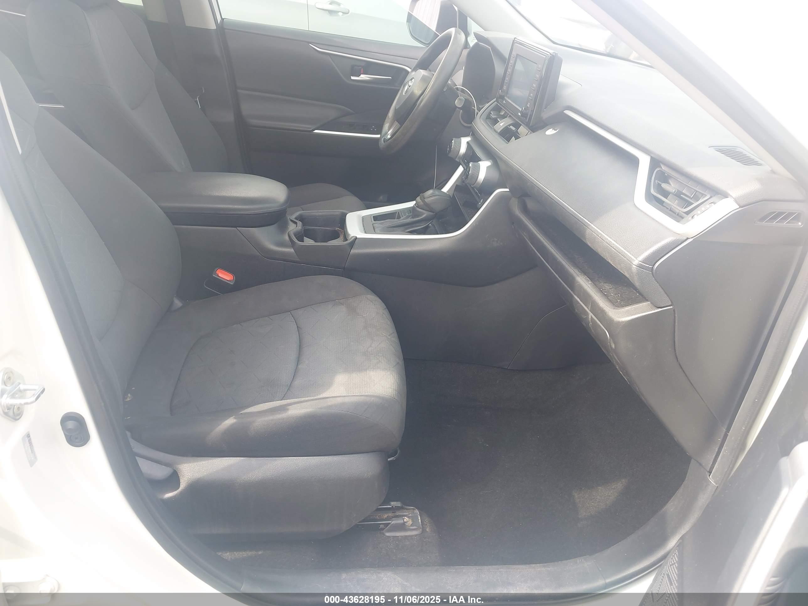 TOYOTA RAV4 image 5