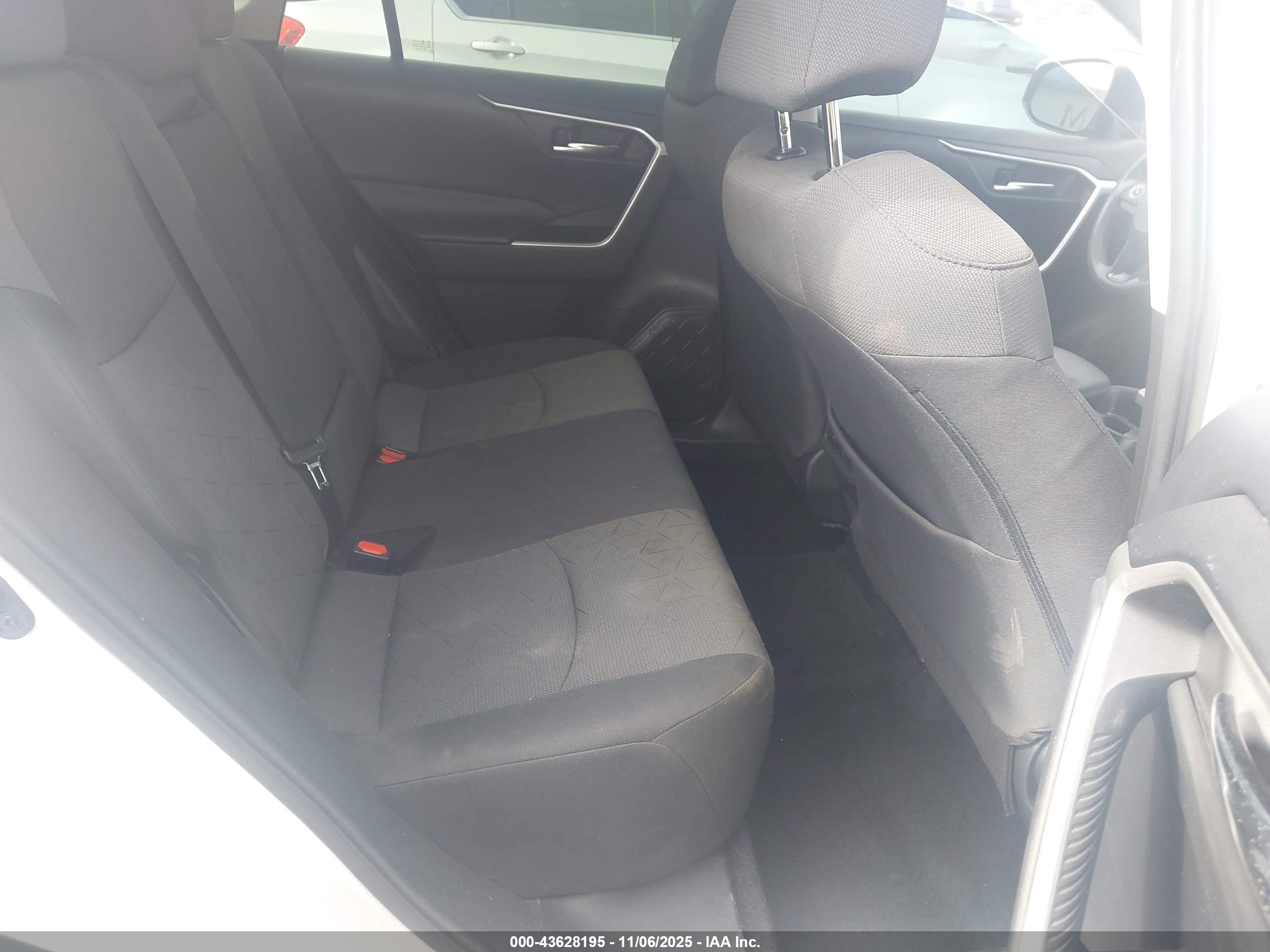 TOYOTA RAV4 image 8