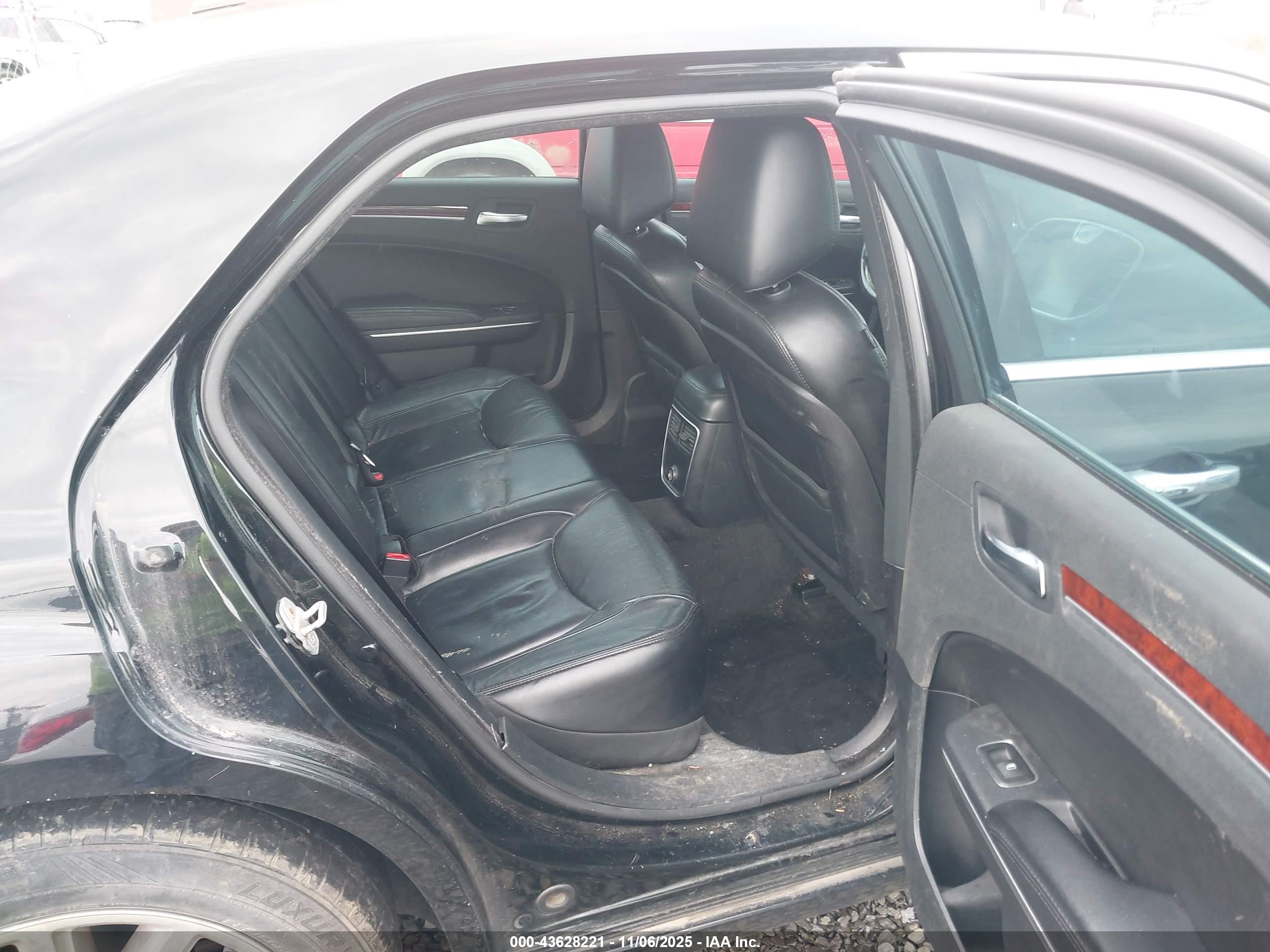 CHRYSLER 300 image 8