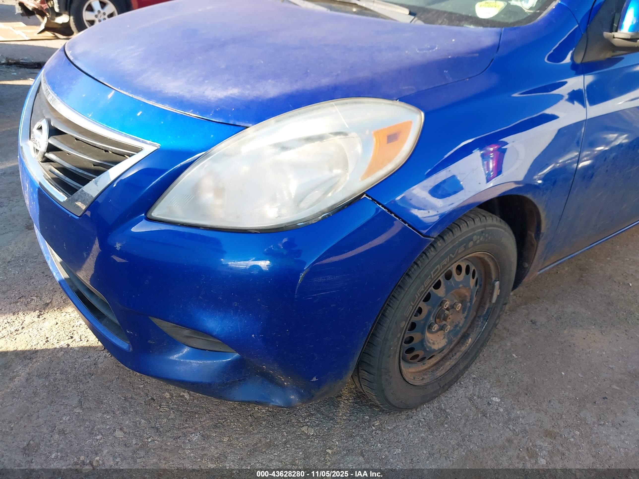 NISSAN VERSA image 6
