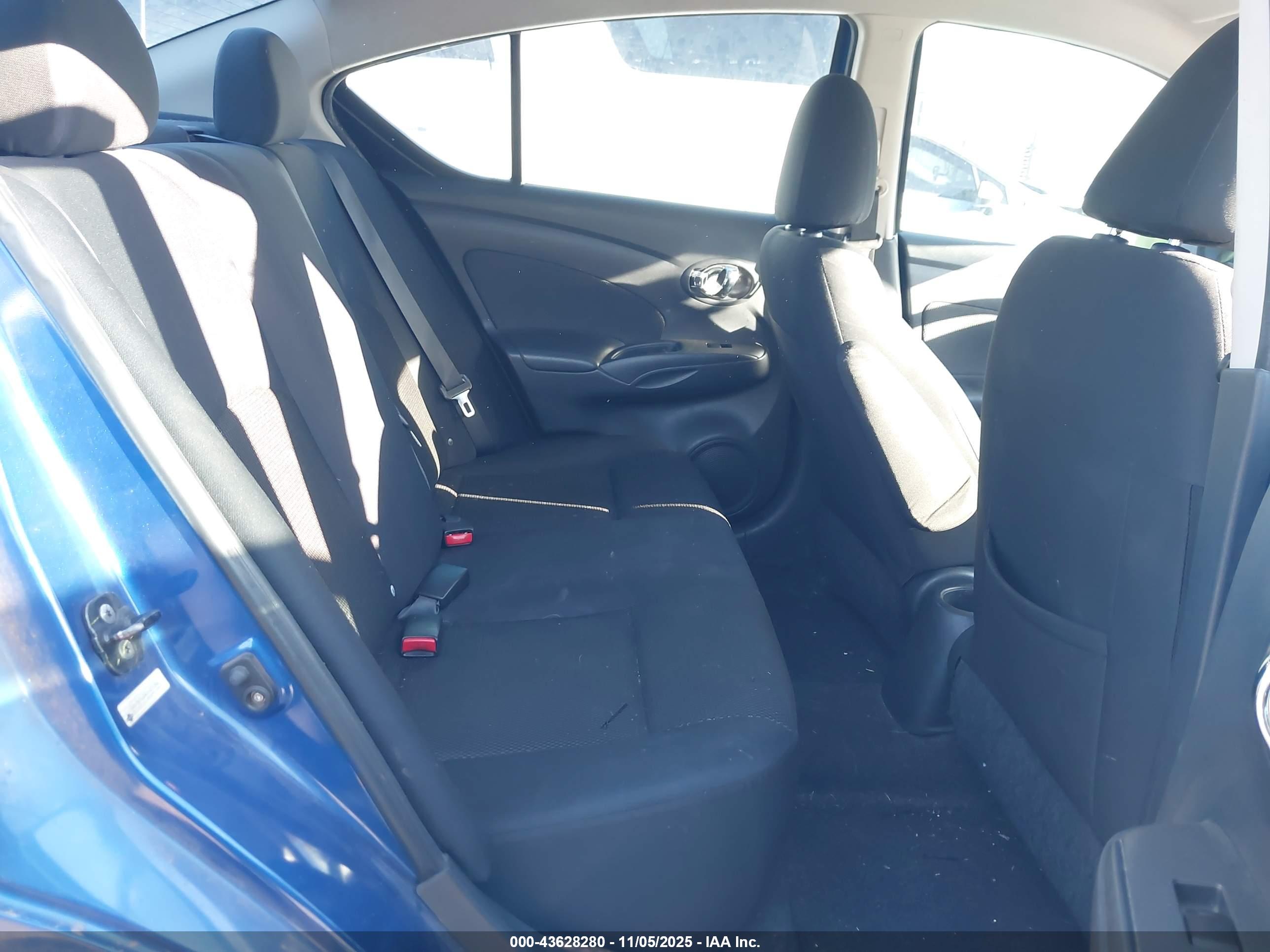 NISSAN VERSA image 8