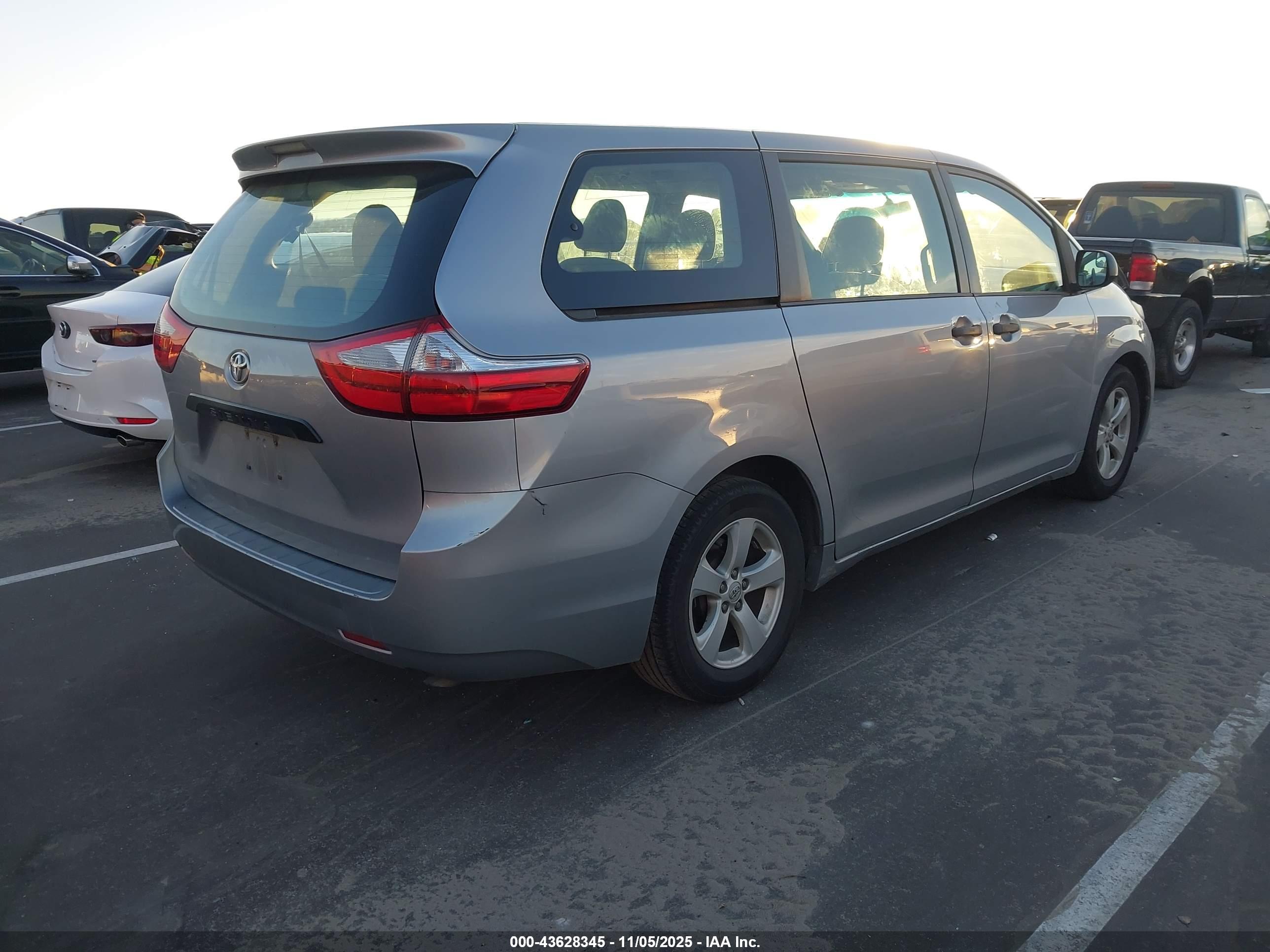 TOYOTA SIENNA image 4