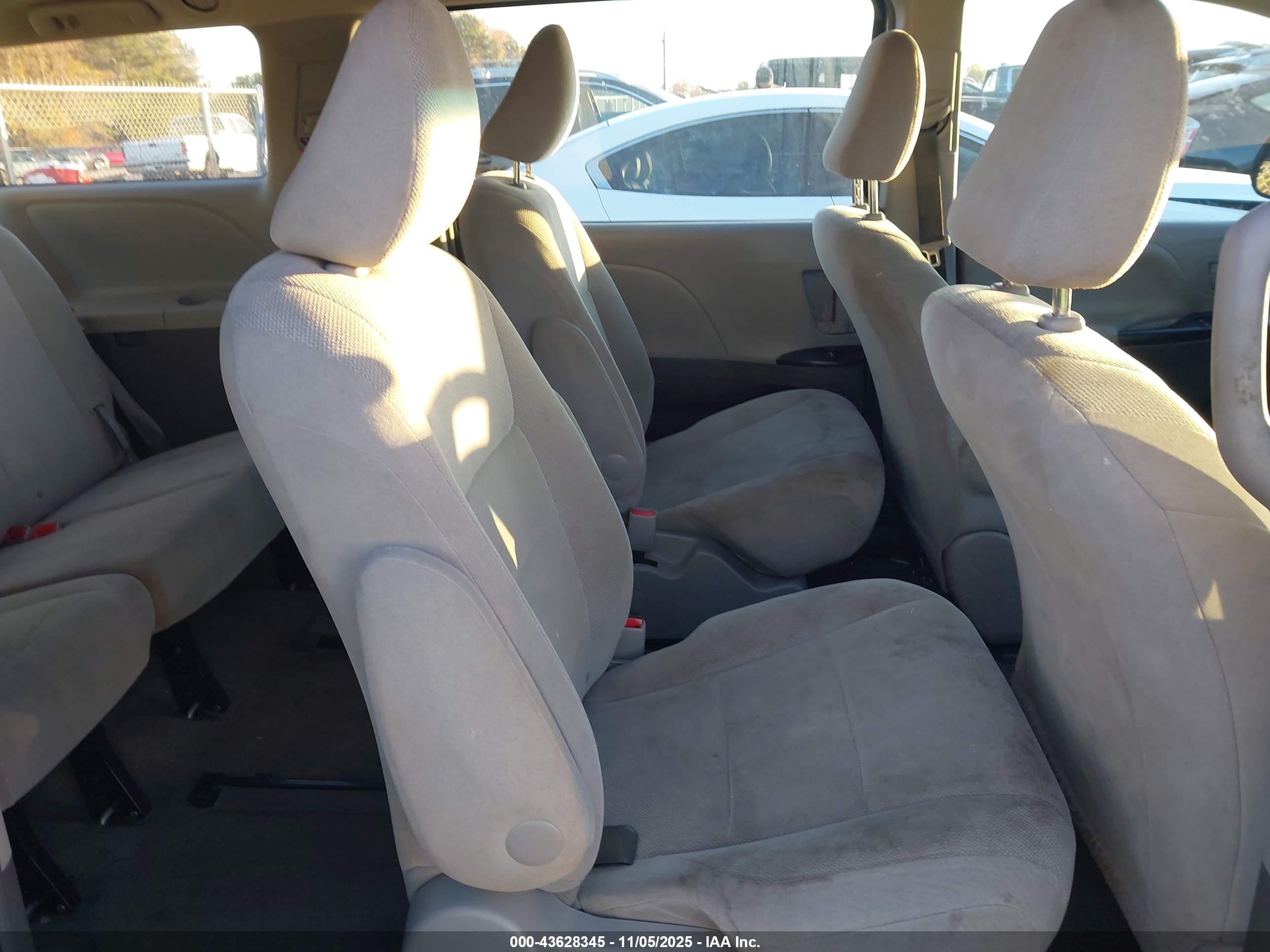 TOYOTA SIENNA image 8