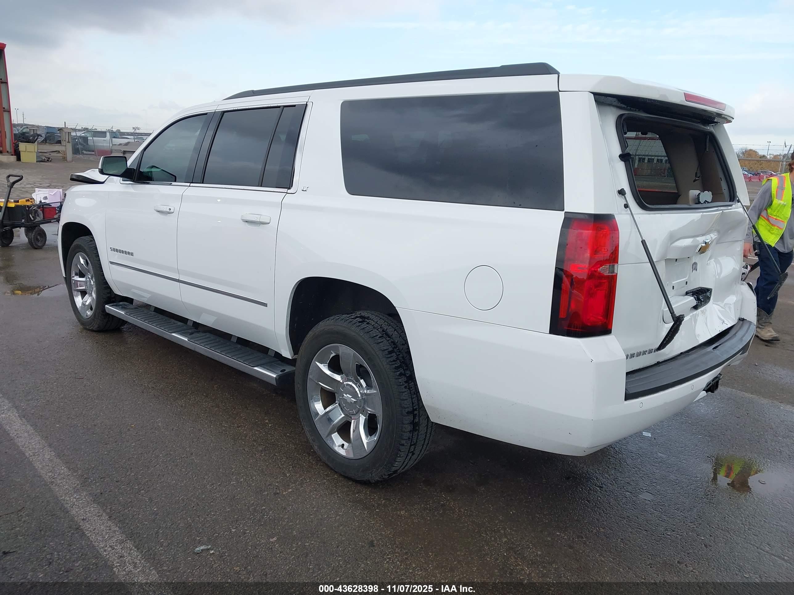 CHEVROLET SUBURBAN image 3