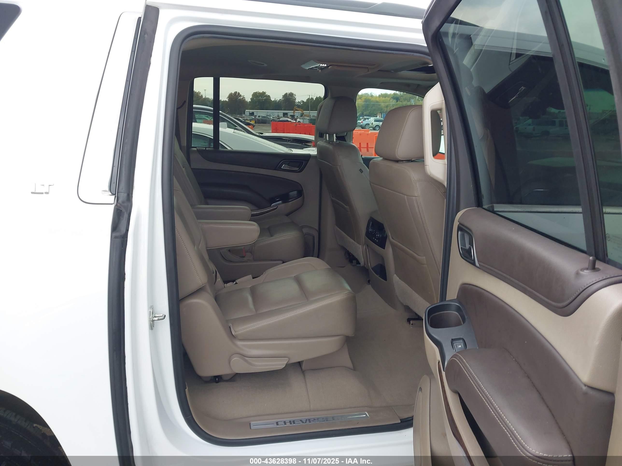 CHEVROLET SUBURBAN image 8