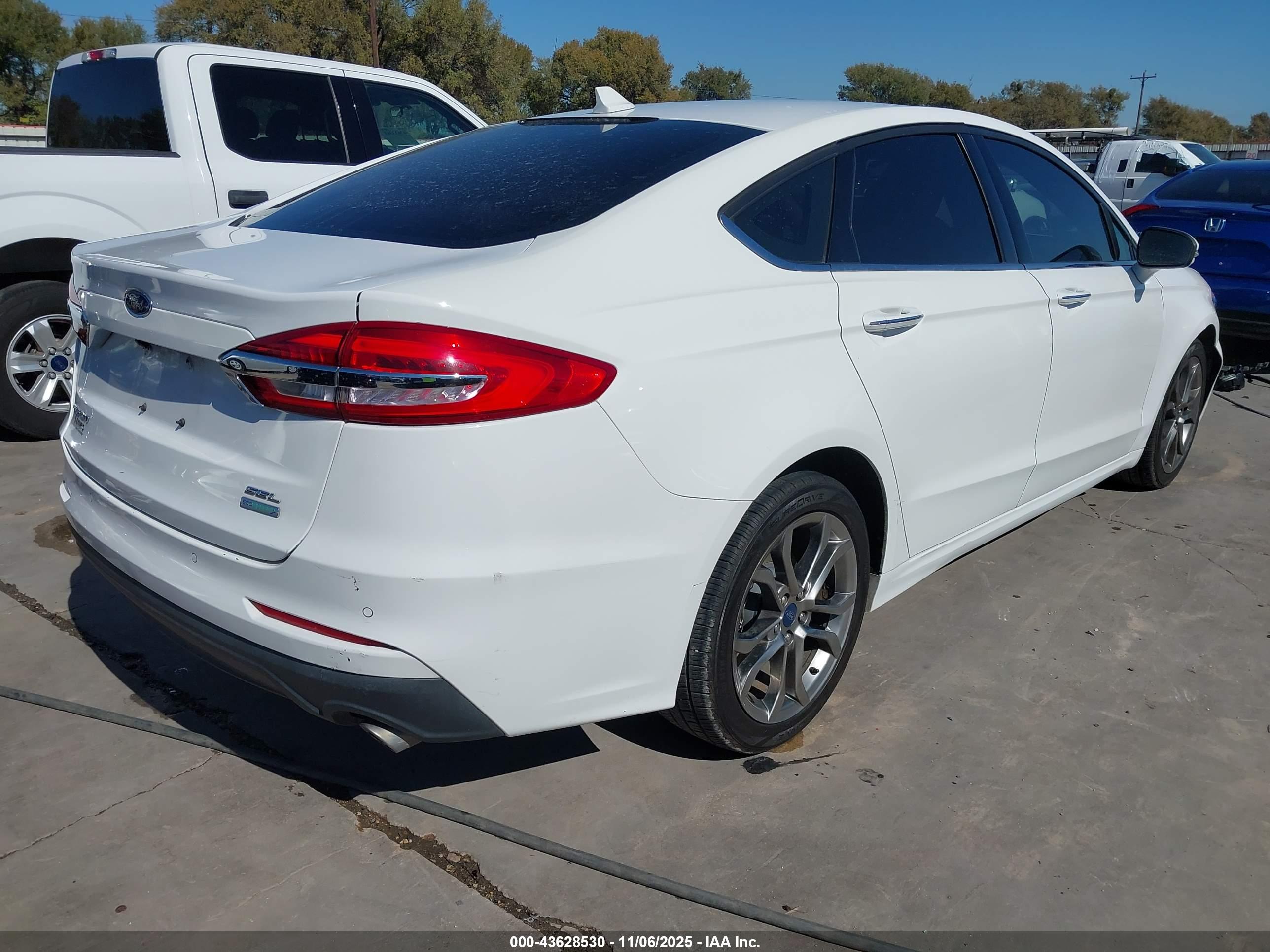 FORD FUSION image 4