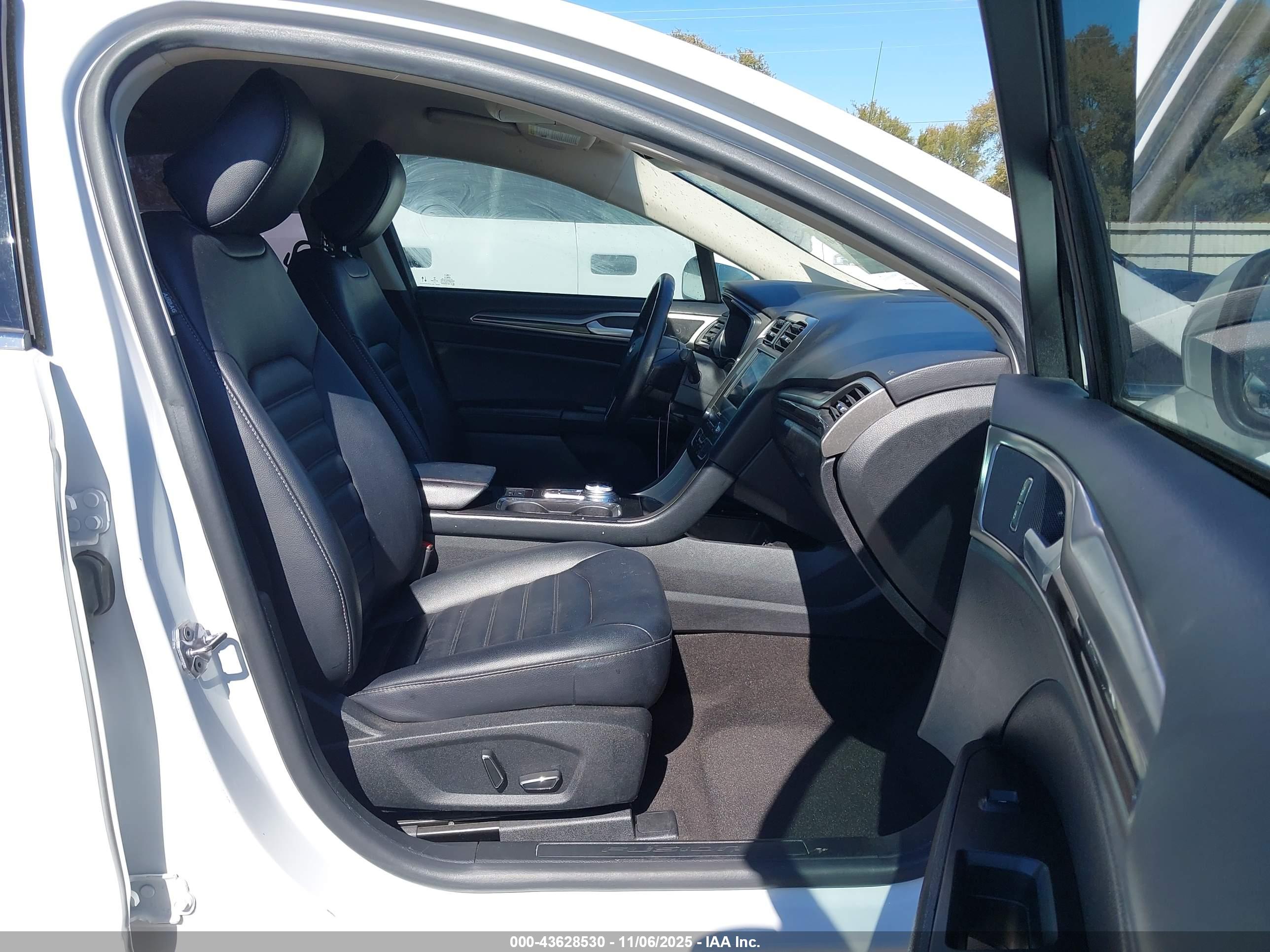 FORD FUSION image 5