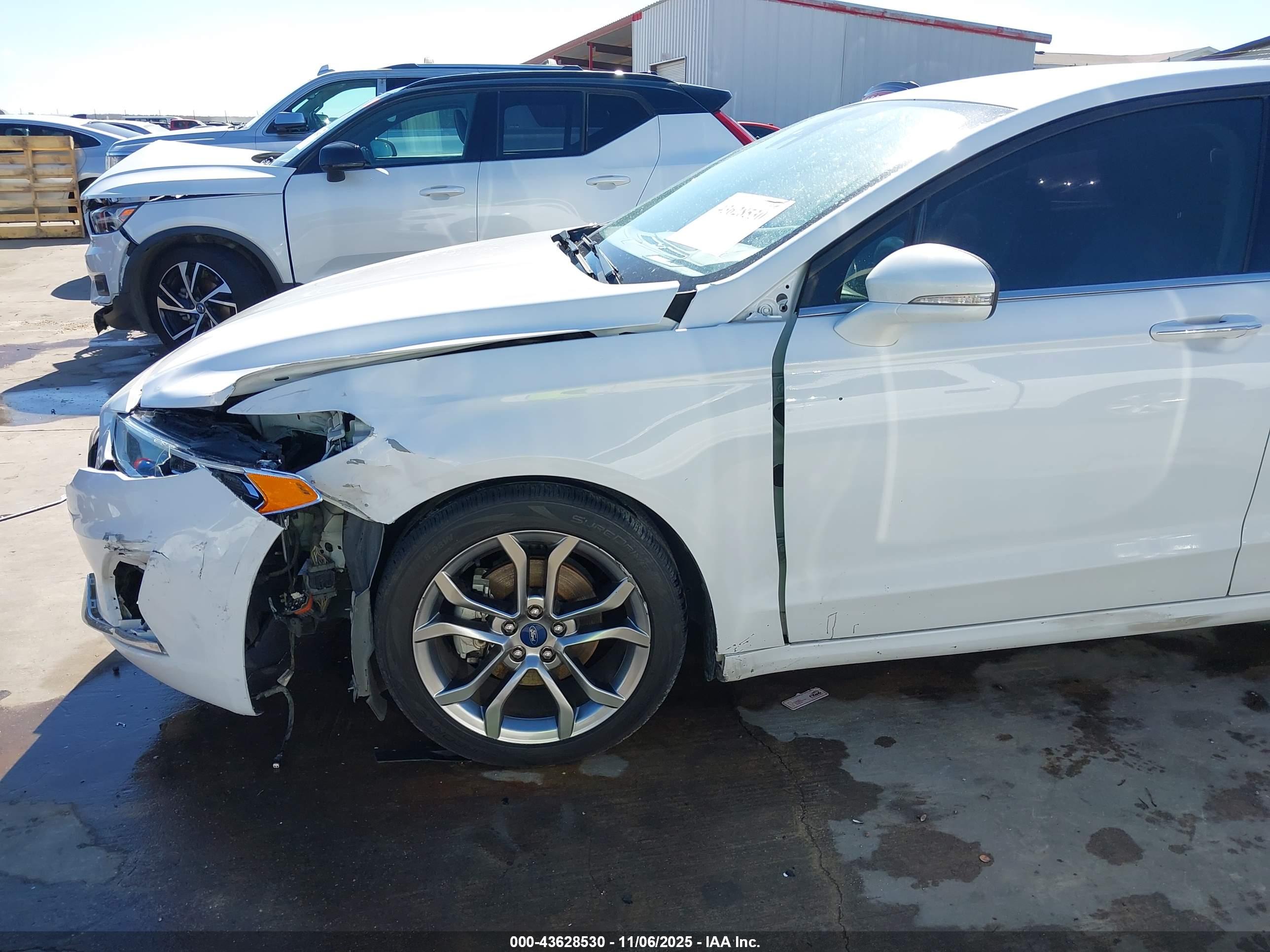 FORD FUSION image 6