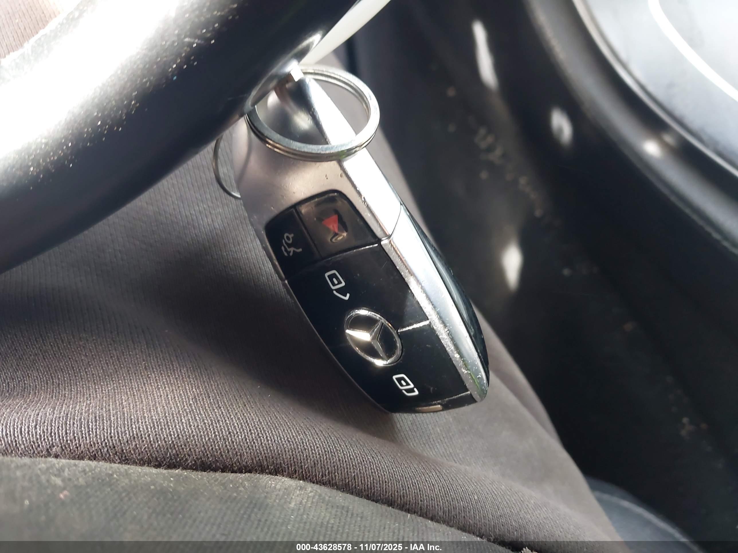 MERCEDES-BENZ E image 11