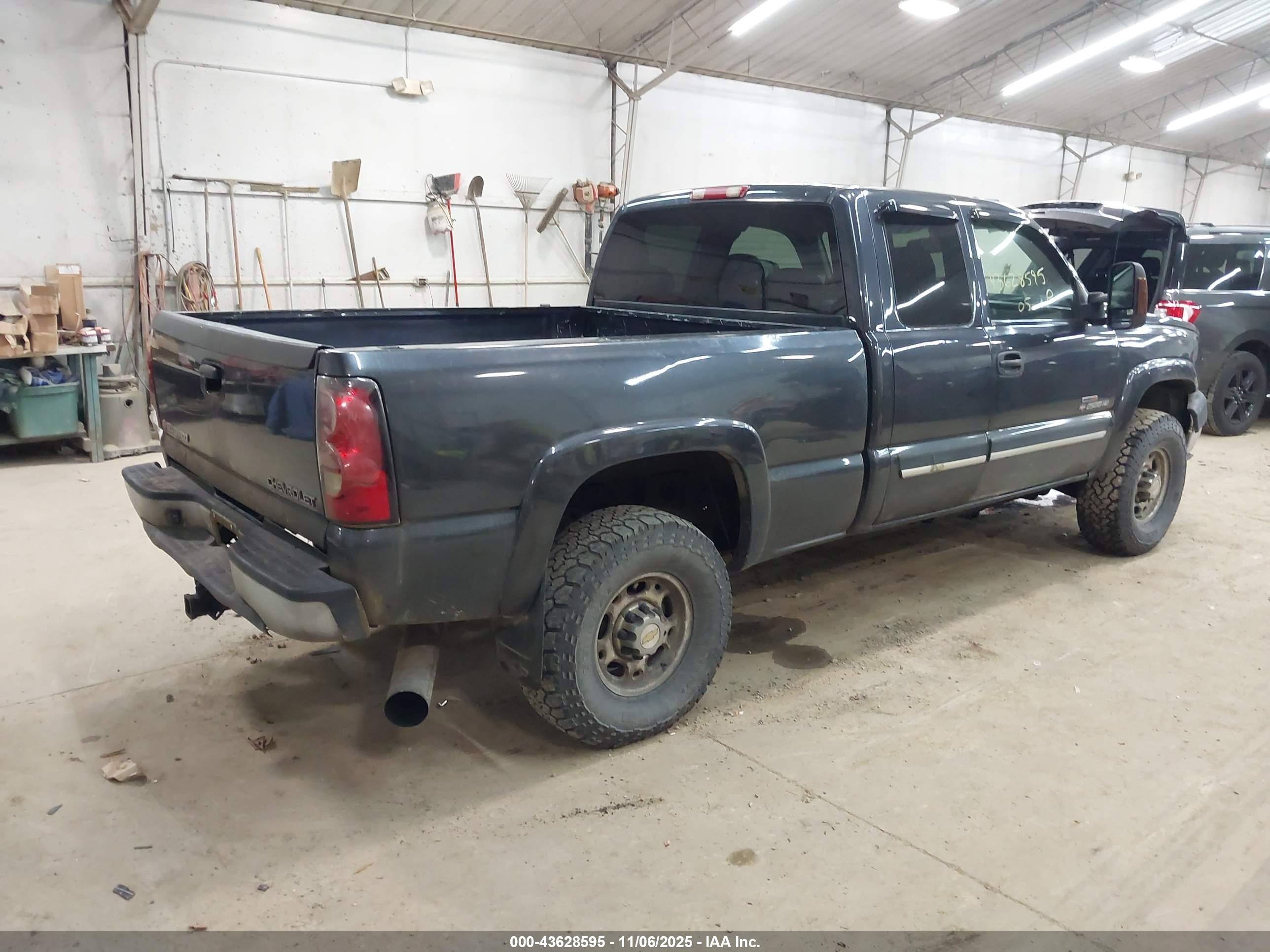 CHEVROLET SILVERADO image 4