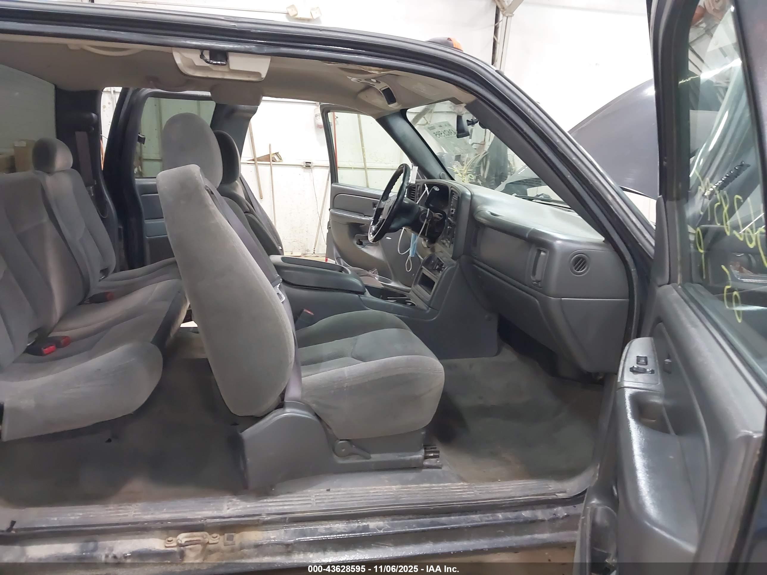CHEVROLET SILVERADO image 5