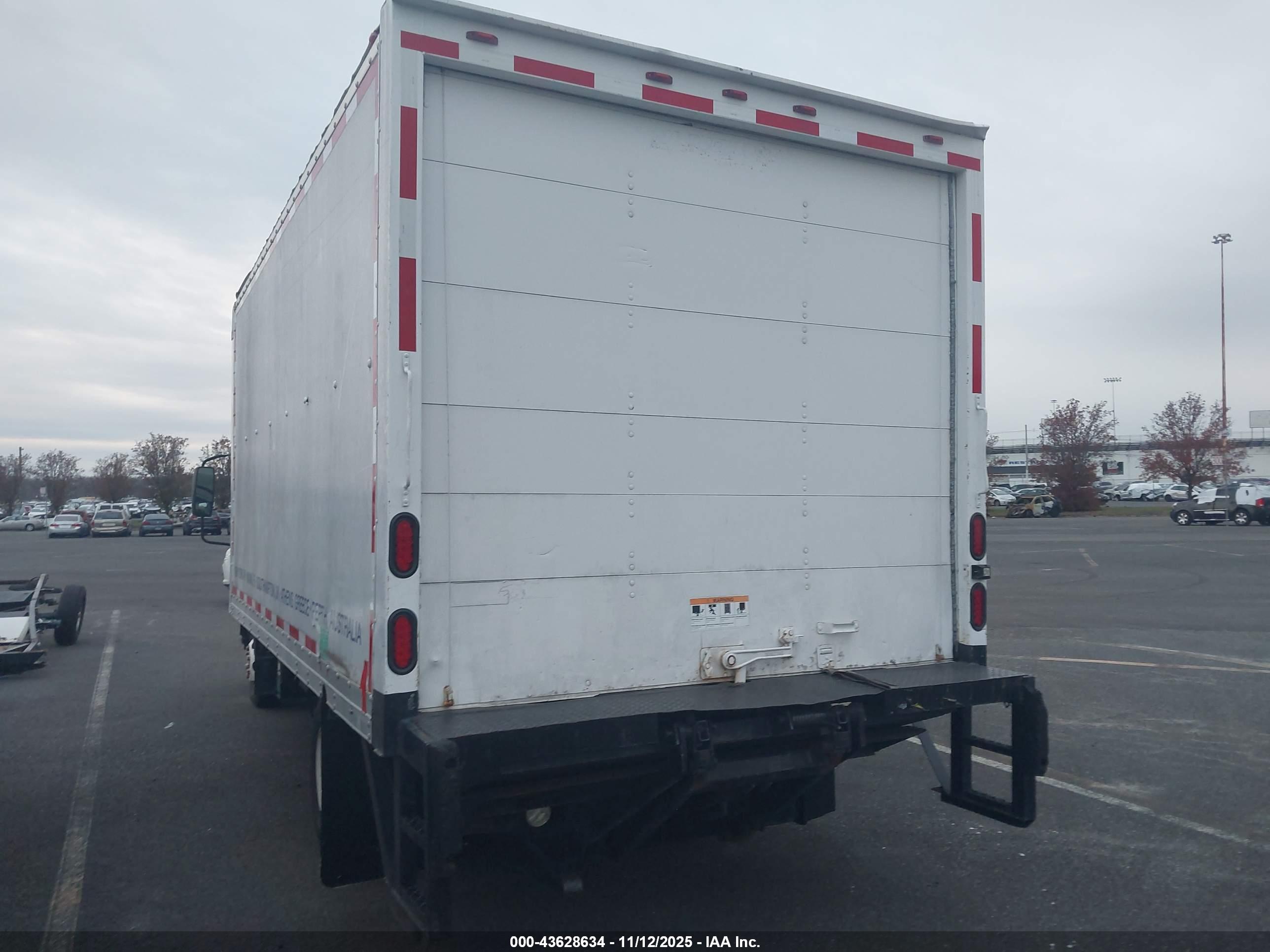 ISUZU NPR image 3